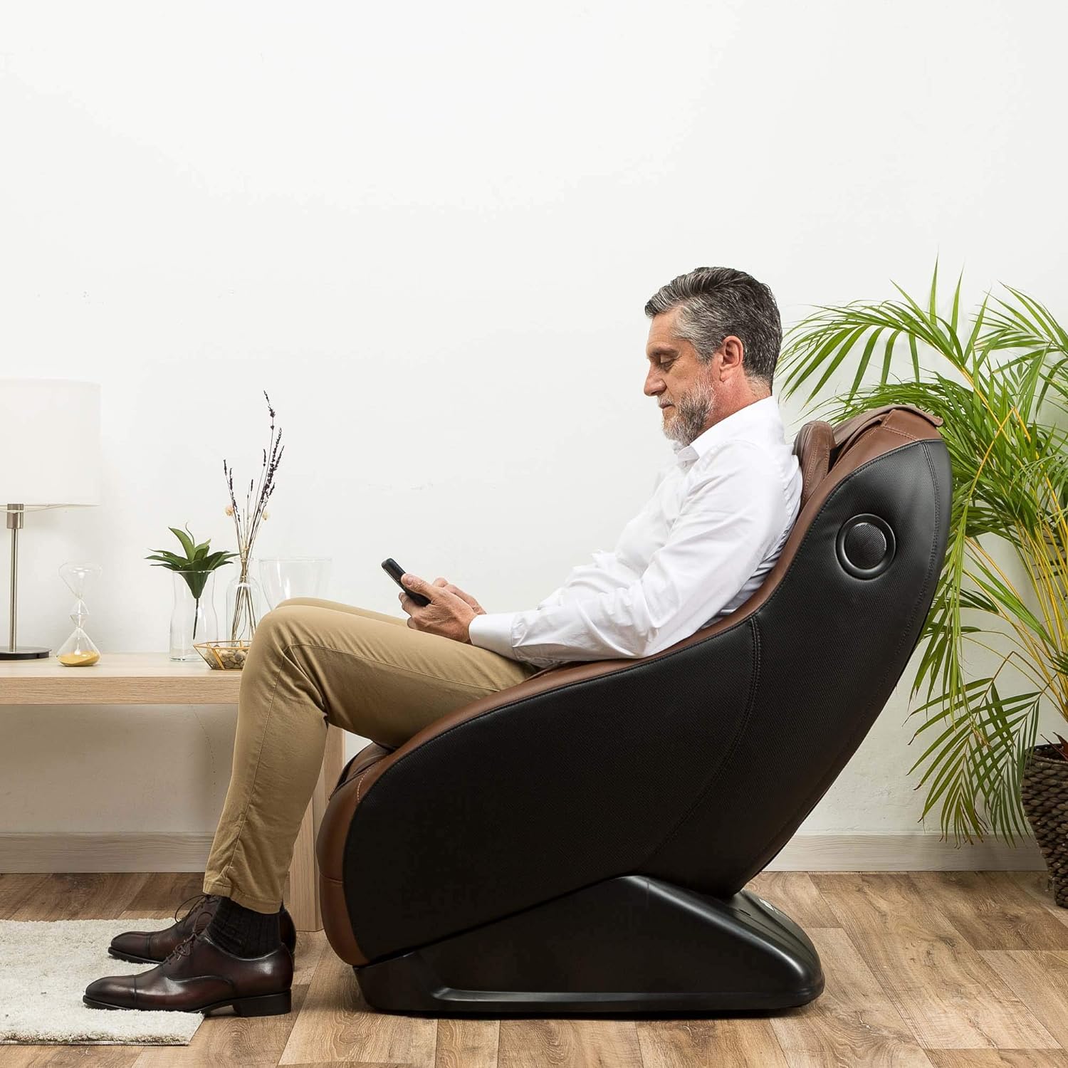 GLOBAL RELAX | Guru® | Roter Massage- und Entspannungssessel | 3 Massageprogramme | Luftdrucktherapie | 2D-Surround-Sound | Massagesessel mit Bluetooth- und USB-Anschluss