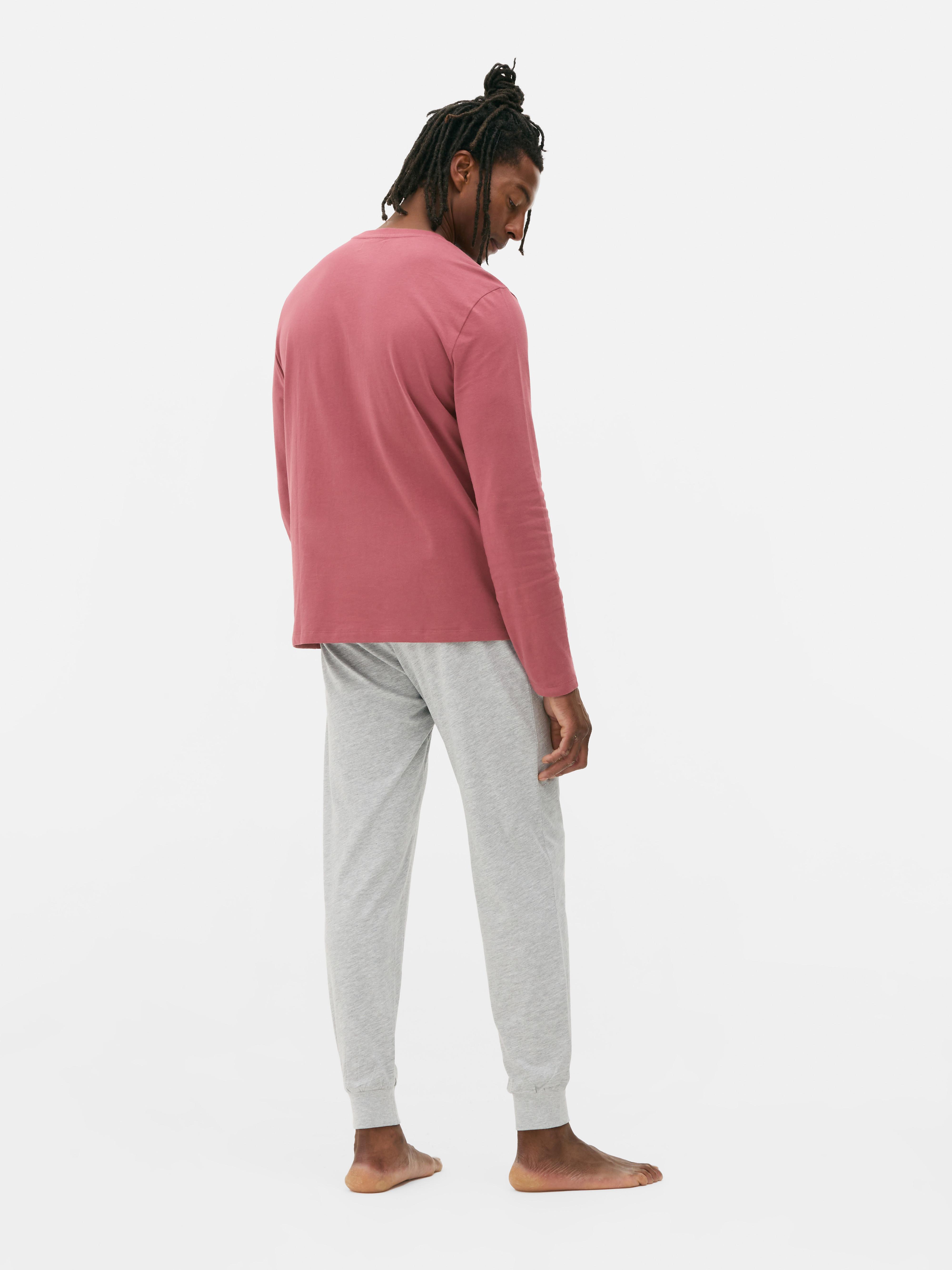 Pigiama in jersey. Un set pigiama composto da una maglia con logo numerico e pantaloni in jersey abbinati.