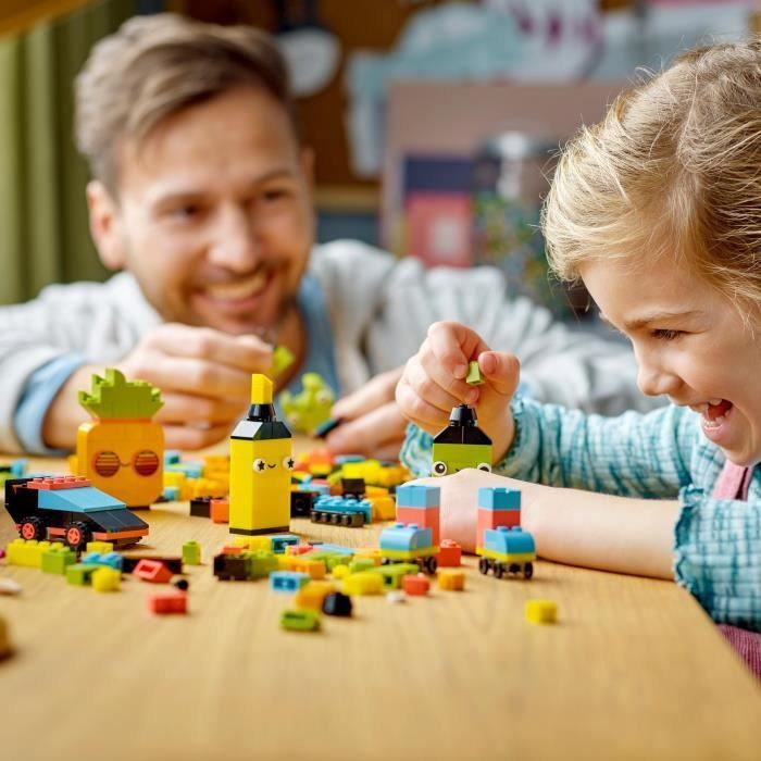 LEGO® Classic 11027 L’Amusement Créatif Fluo, Jouet Briques, avec Voiture et Alien