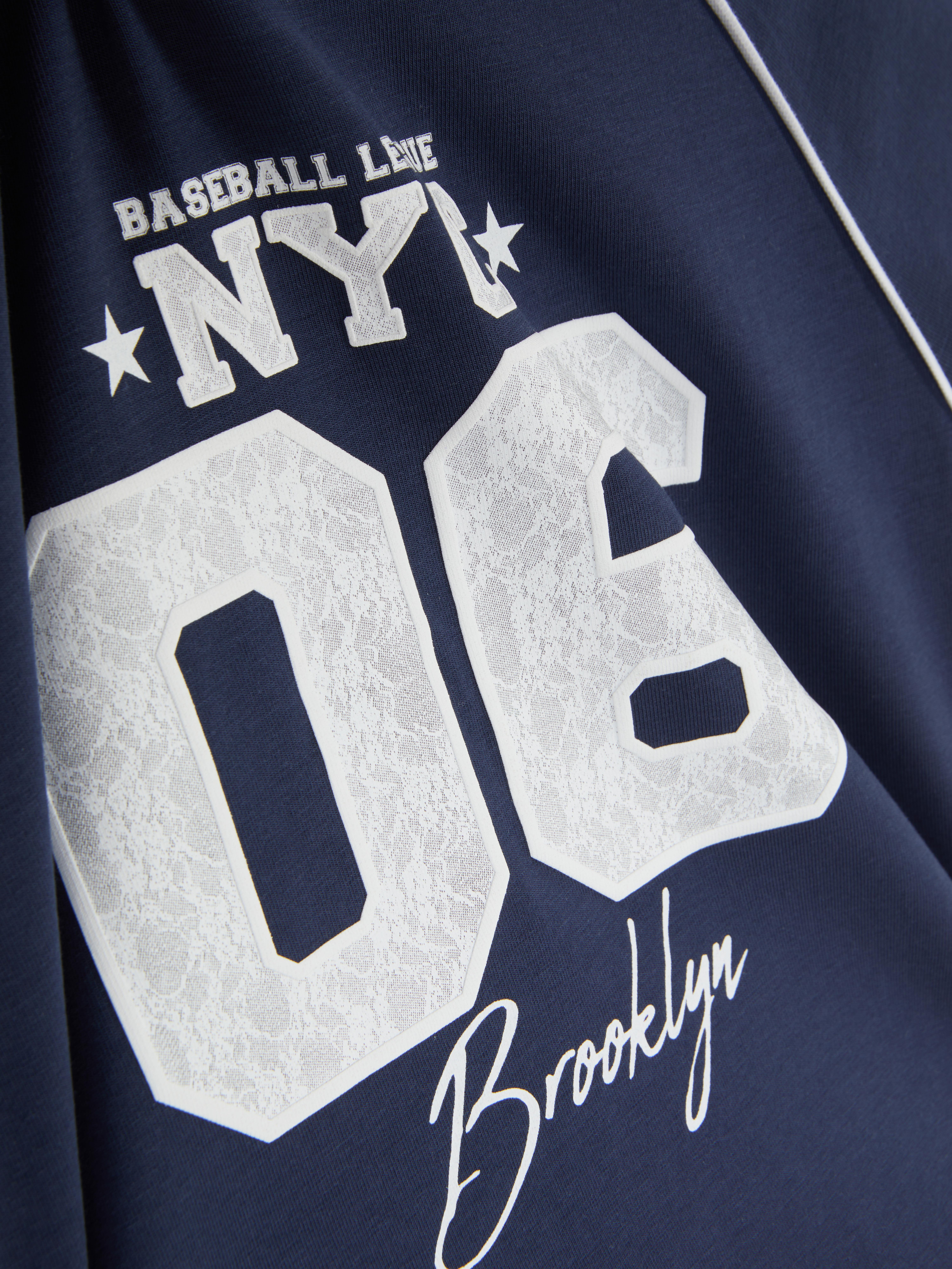 T-Shirt mit kontrastierender Paspelierung und Baseball-Print. Ein kurzärmeliges T-Shirt mit Baseball-Print auf der Vorderseite.