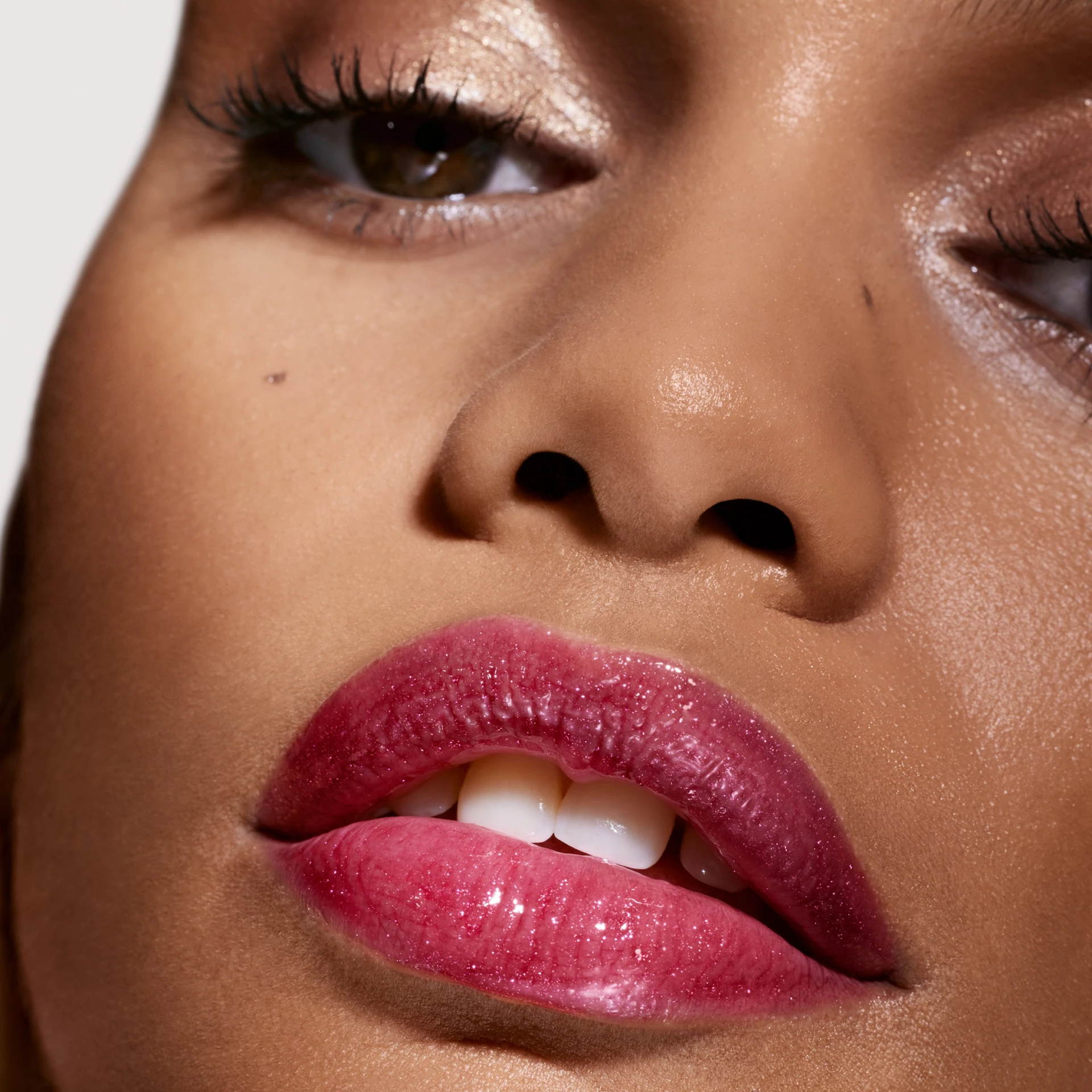 Gloss Bomb Univerzalni luminizer za usne 07 Fuchsia - Fenty Beauty