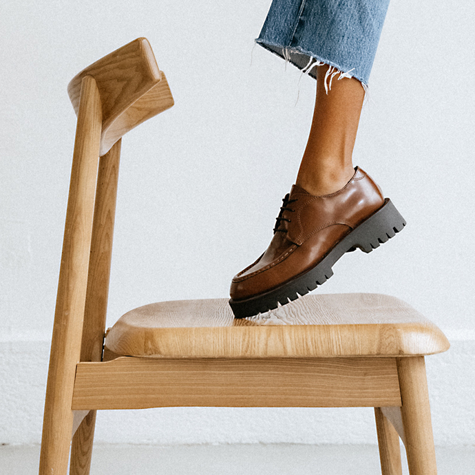 Derbies à lacets et semelles crantées  en cuir glacé cognac