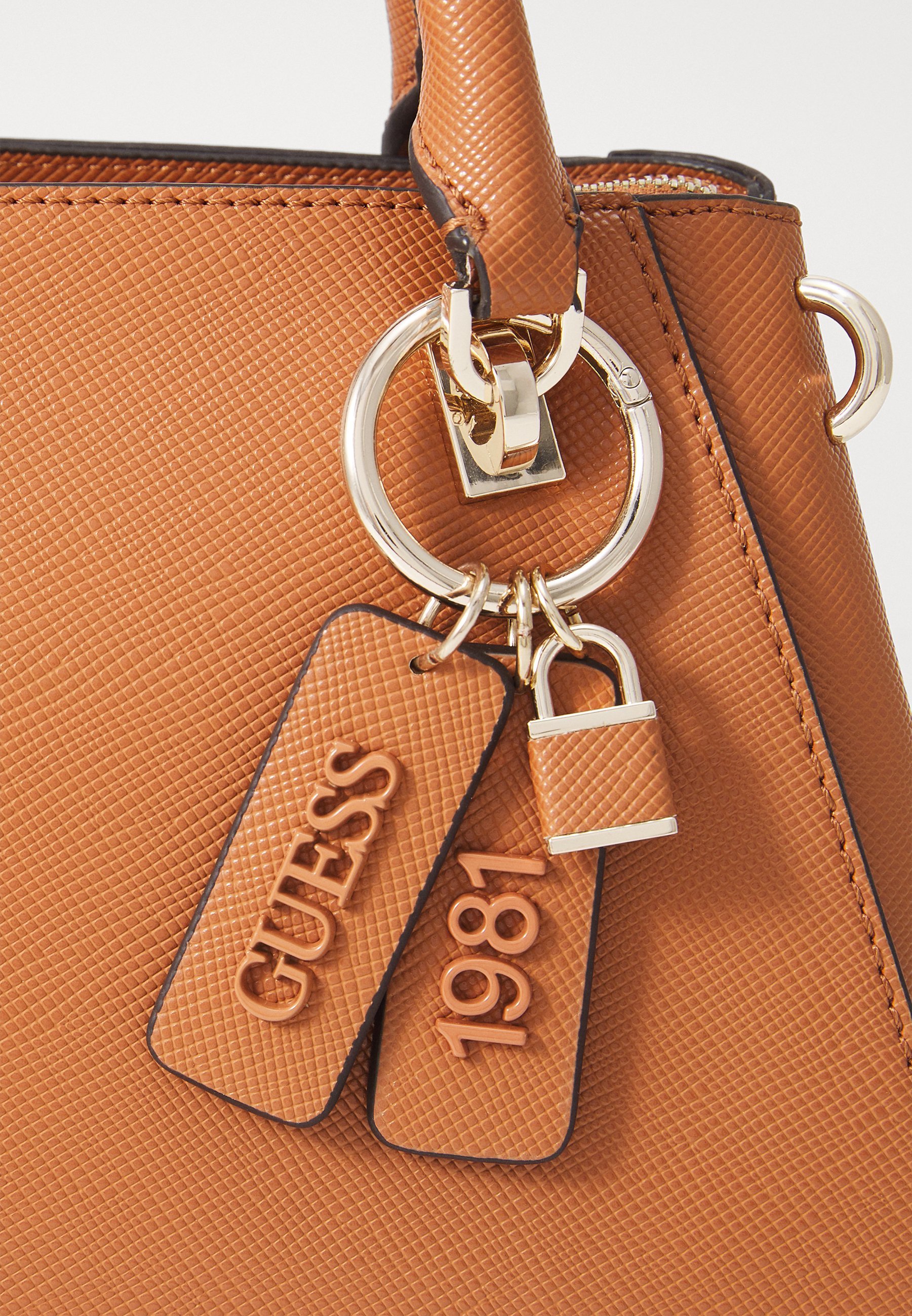 Guess NOELLE II LUXURY SATCHEL - Handtas - licht cognac
