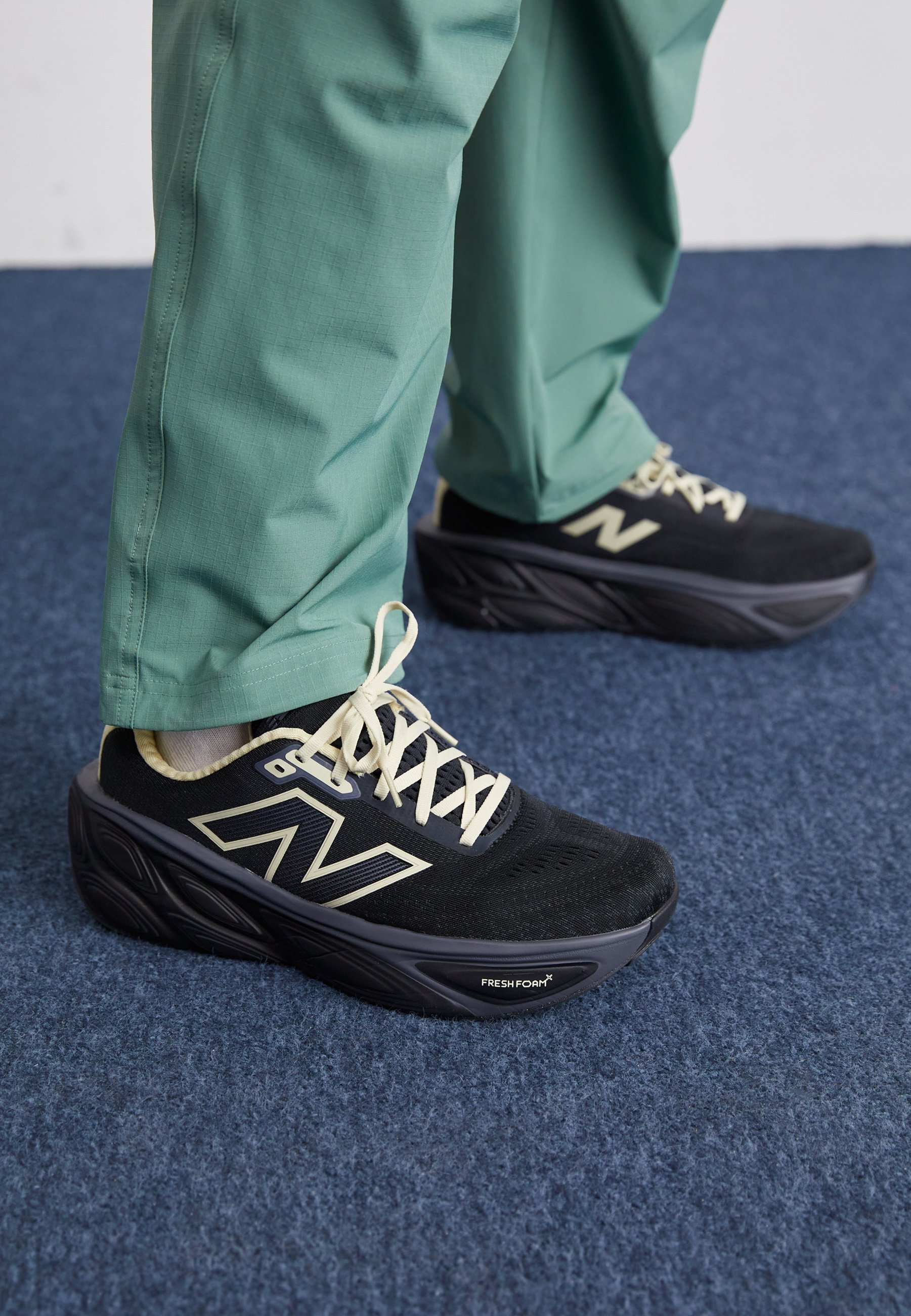 New Balance MMORE FRESH FOAM UNISEX - Sneakers - gebroken wit/beige/zwart