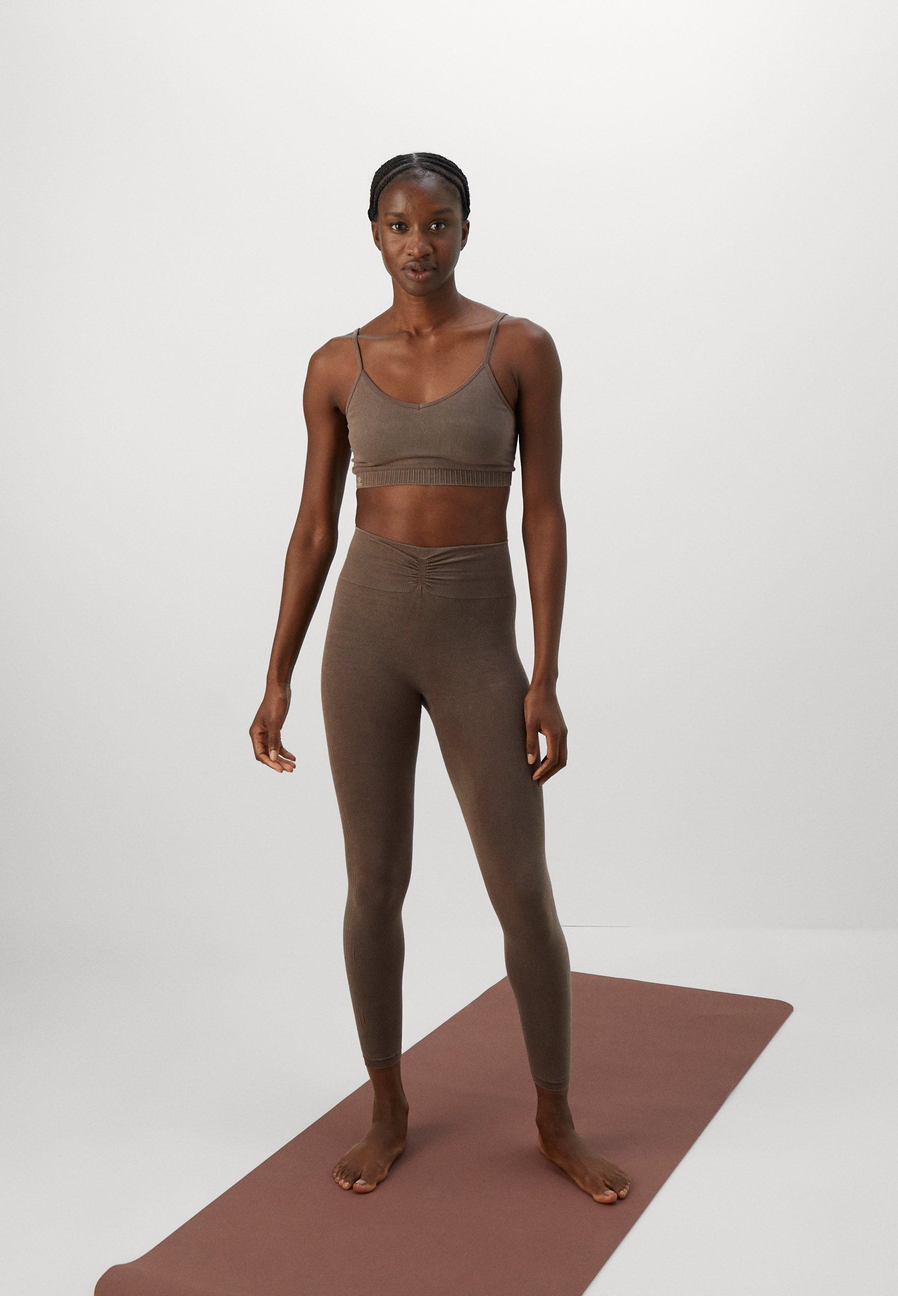 Yogasearcher SAMSKARA - Reggiseno sportivo contenitivo leggero - moka