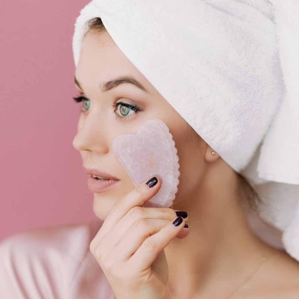 Crystallove 3D masažer za obraz Gua Sha z rožnatim kremenom - 1 kos