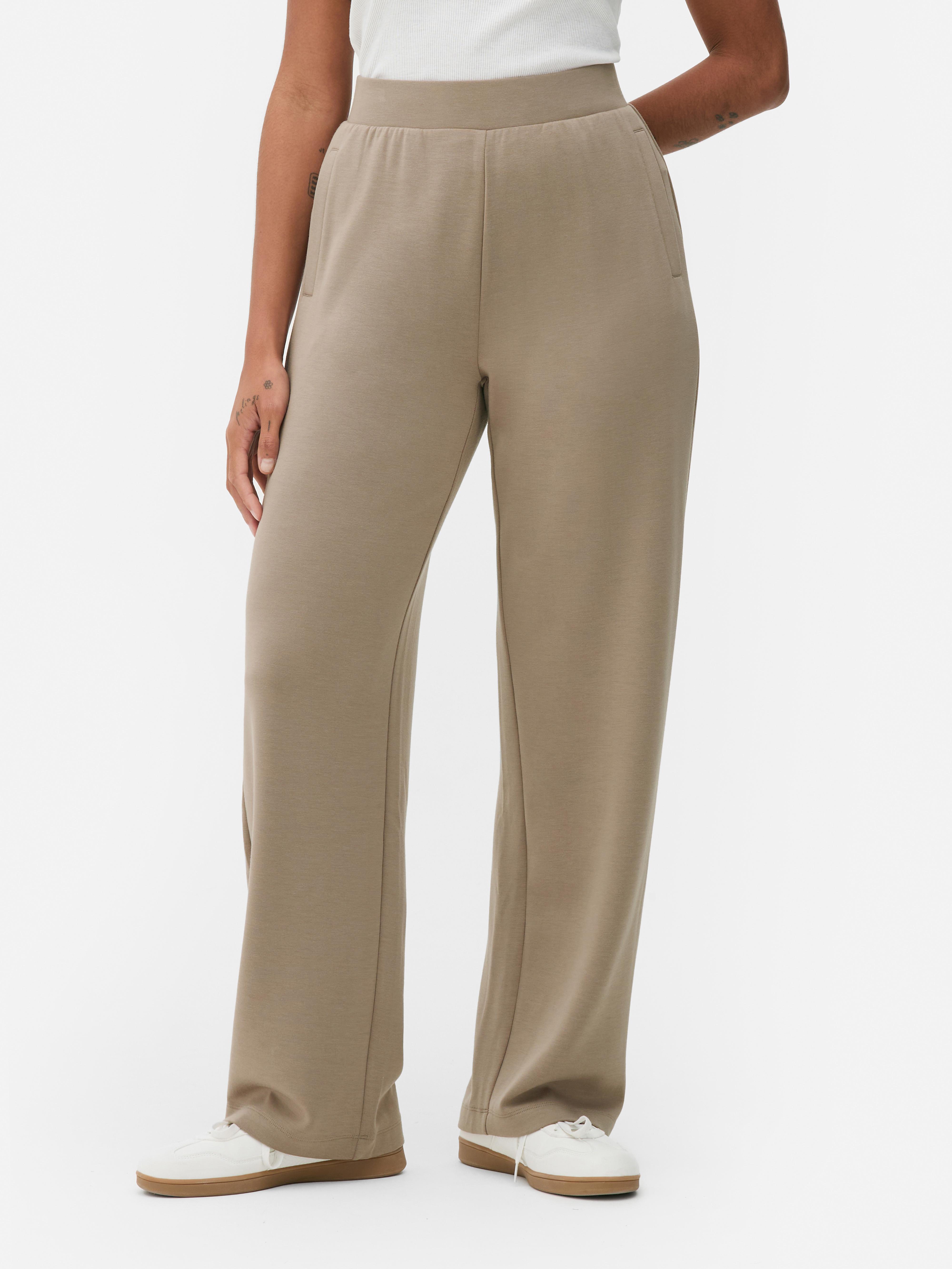 Passende, gerade geschnittene Stretch-Jogginghose. Jogginghose mit geradem Bein, Seitentaschen und elastischem Bund.