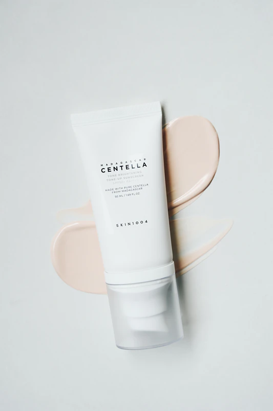 SKIN1004 Madagascar Centella Tone Brightening Tone-Up - Fluido tônico facial protetor solar com efeito iluminador.