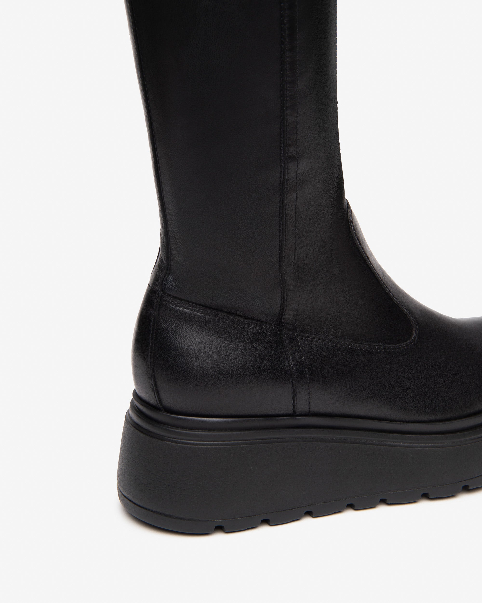  Damenstiefel aus Leder und technischem Material
