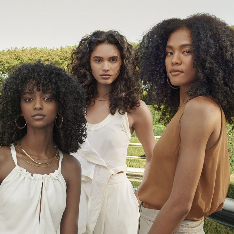 Gel modelador Aveda Be Curly Advanced™ Coil Definer para cabelos cacheados.