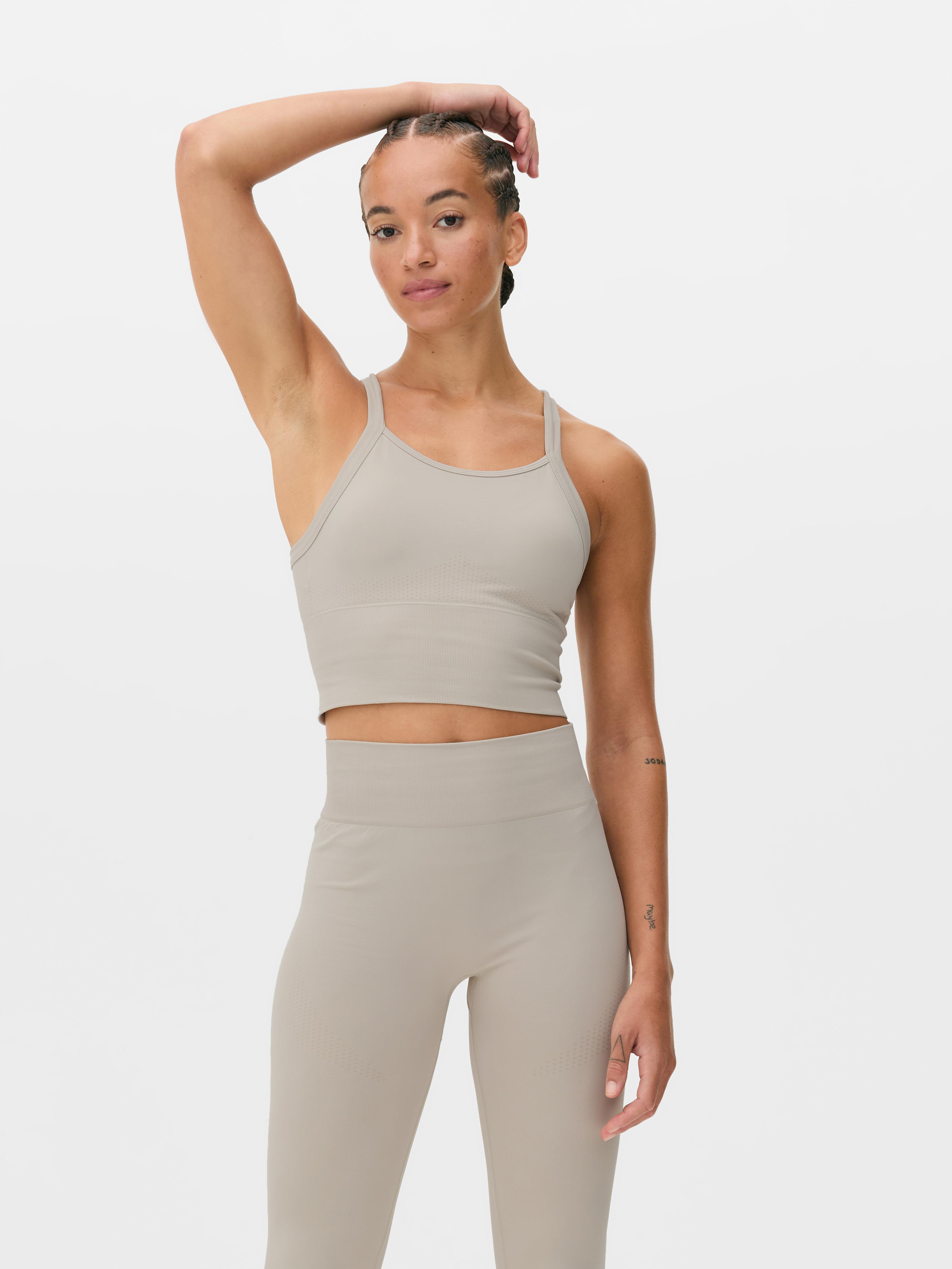 Sutien sport cu spate rasă Un sutien sport confortabil cu spate rasă