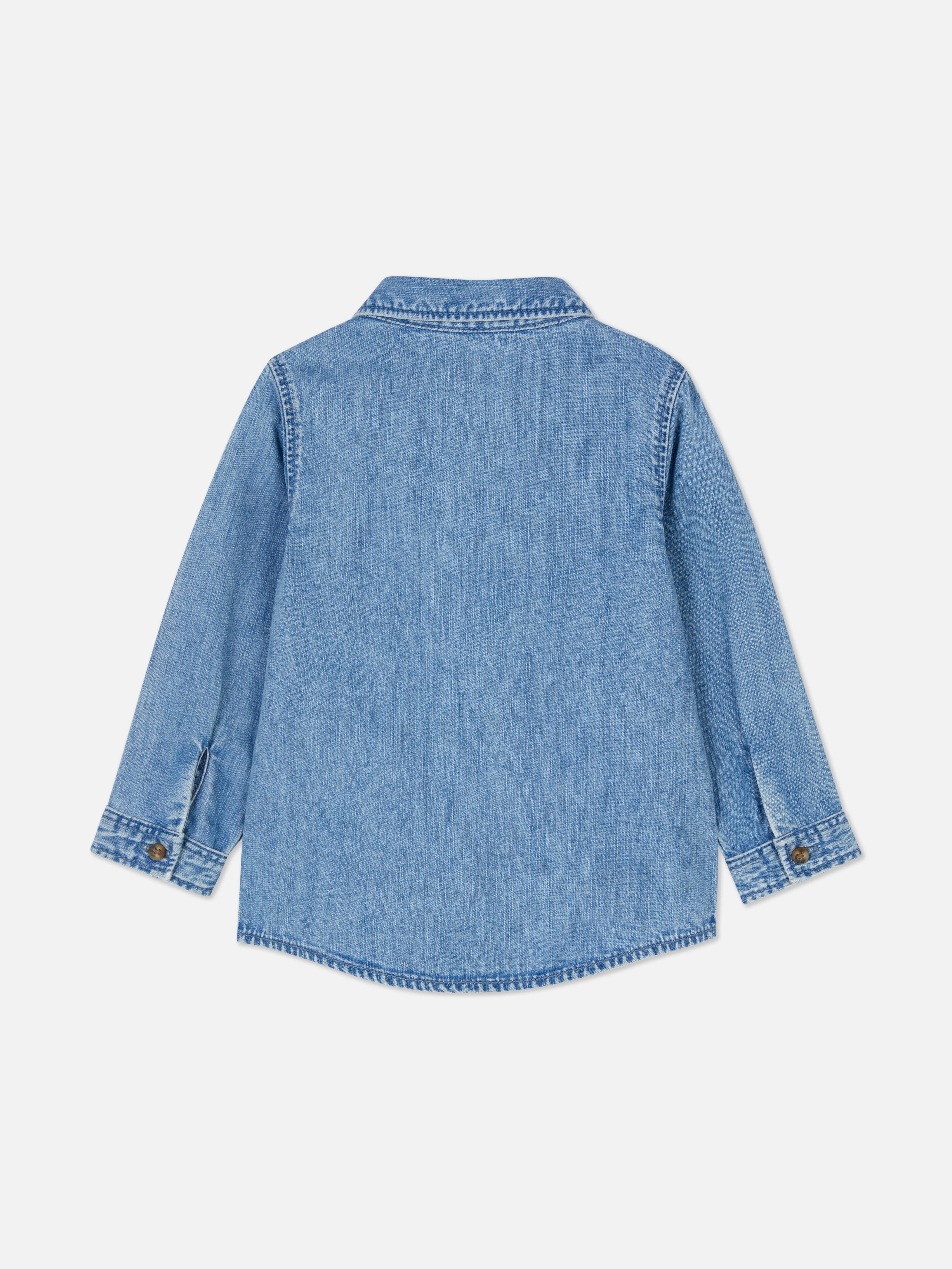 Cămașă din denim cu mânecă lungă. Această cămașă simplă din denim nu este simplă, dar este genială.