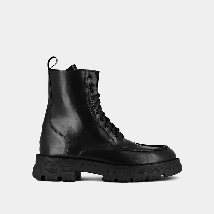 Boots à lacets et semelles épaisses  en cuir noir