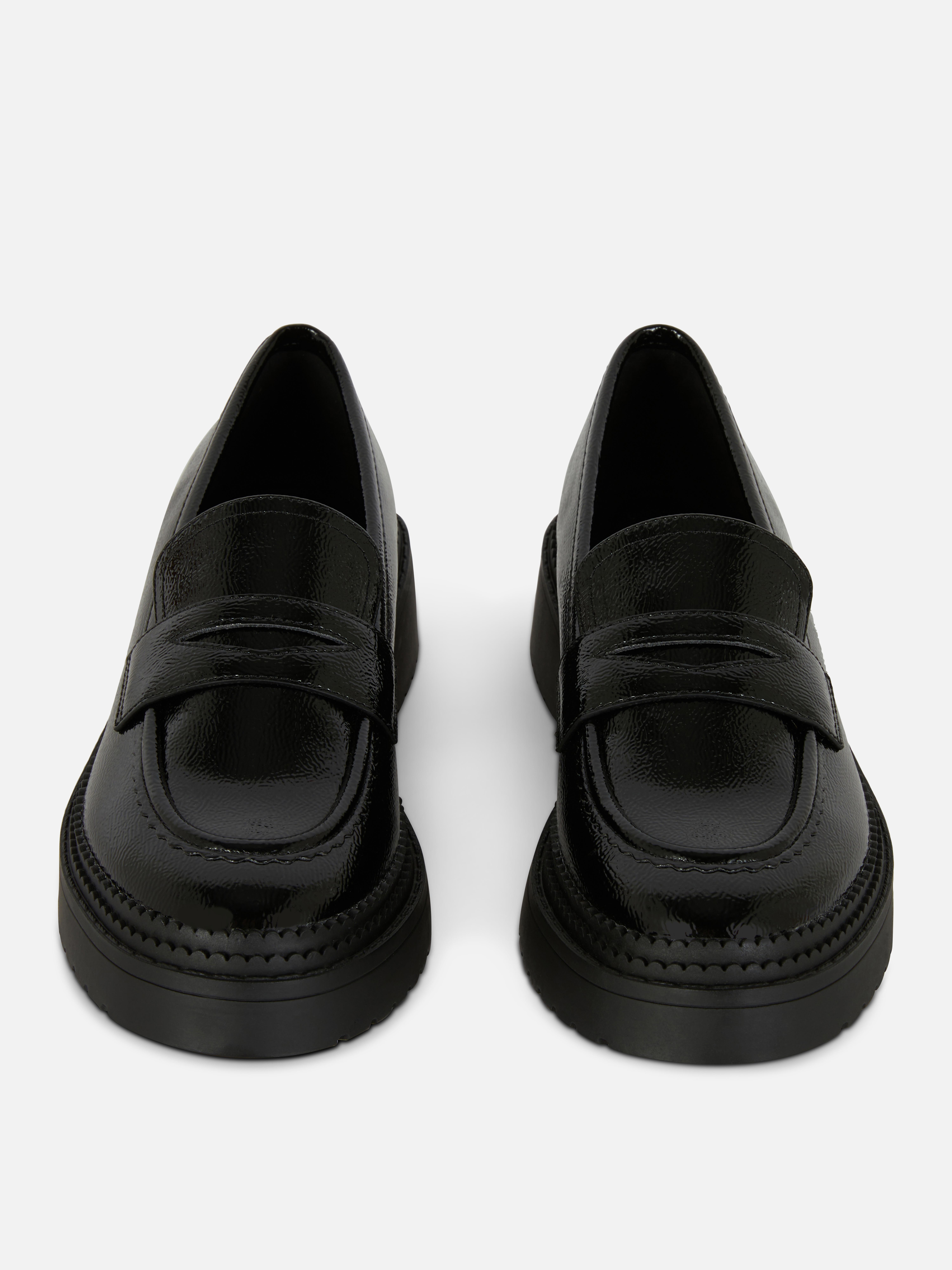Mocasini robuști din piele lăcuită. Mocasini cu talpă groasă, efect de piele lăcuită și margini festonate.