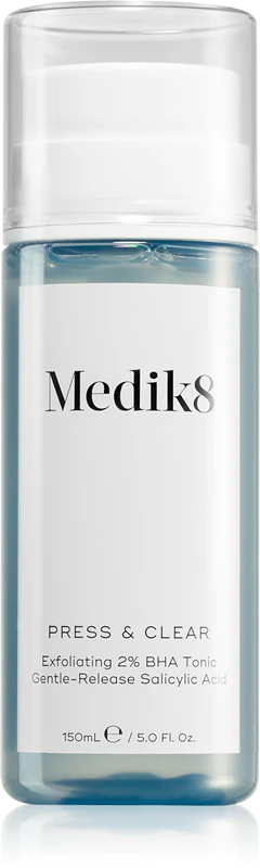 tônico esfoliante suave Medik8 Press & Clear proporciona uma liberação gradual.