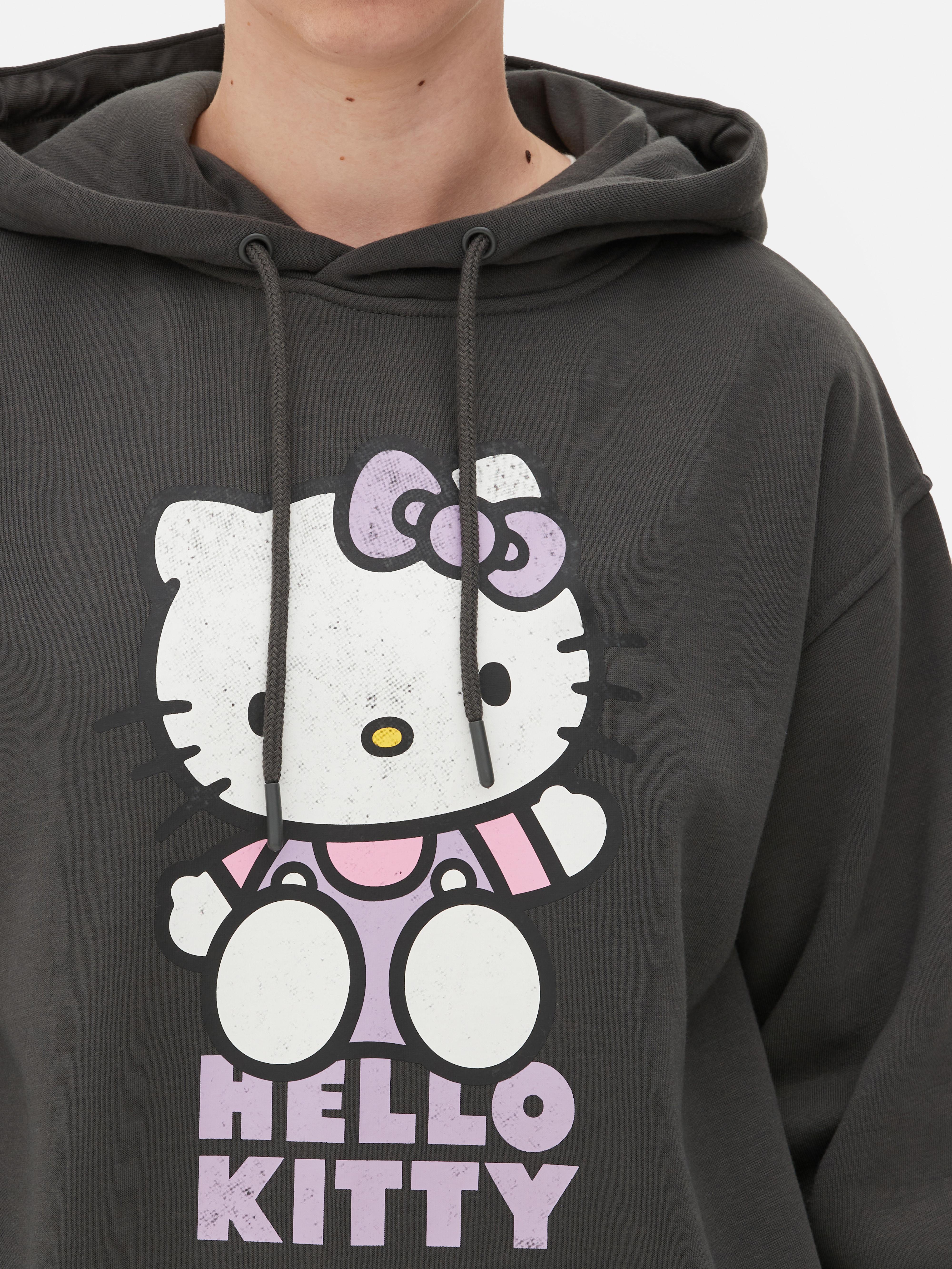 Ασορτί φούτερ με κουκούλα με τον χαρακτήρα Hello Kitty. Ένα φαρδύ φούτερ Hello Kitty με τύπωμα χαρακτήρα.