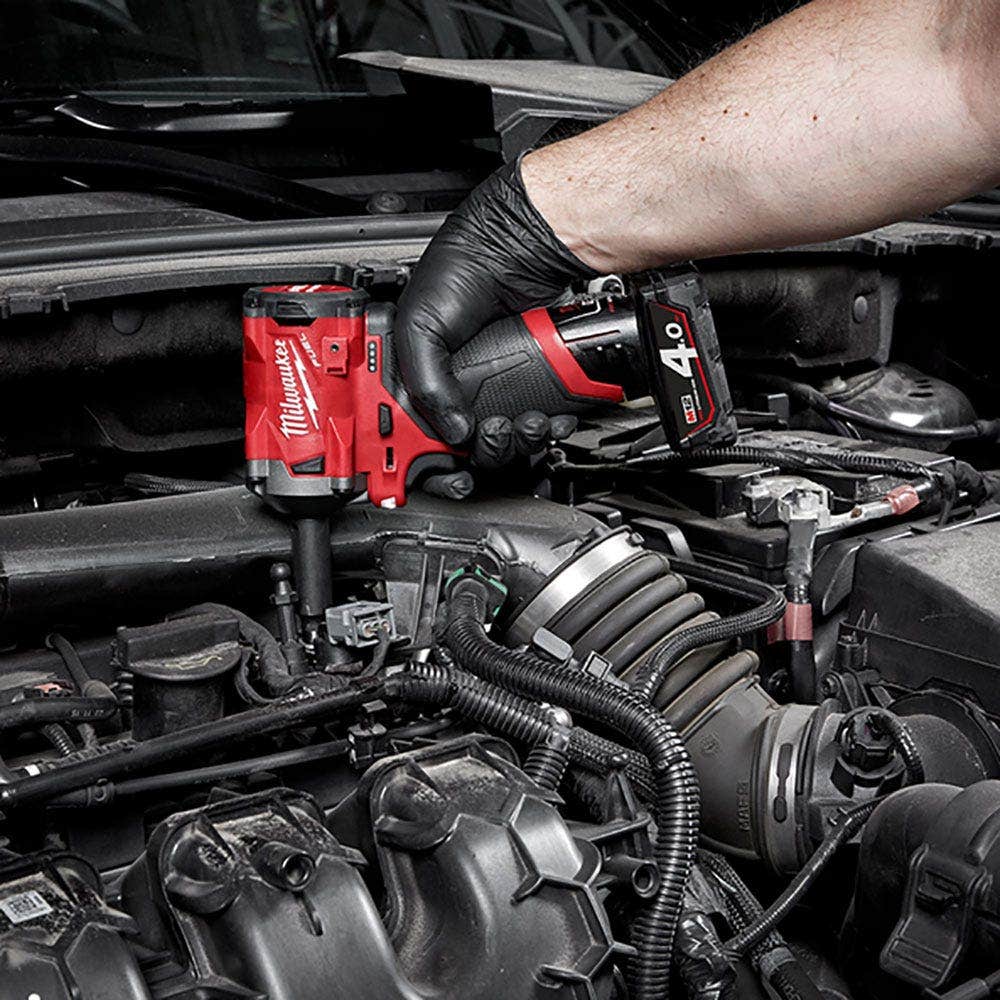 Jogo de Chaves de Impacto Milwaukee 12V FUEL™ 2 x 2.0AH com Haste Curta de 3/8
