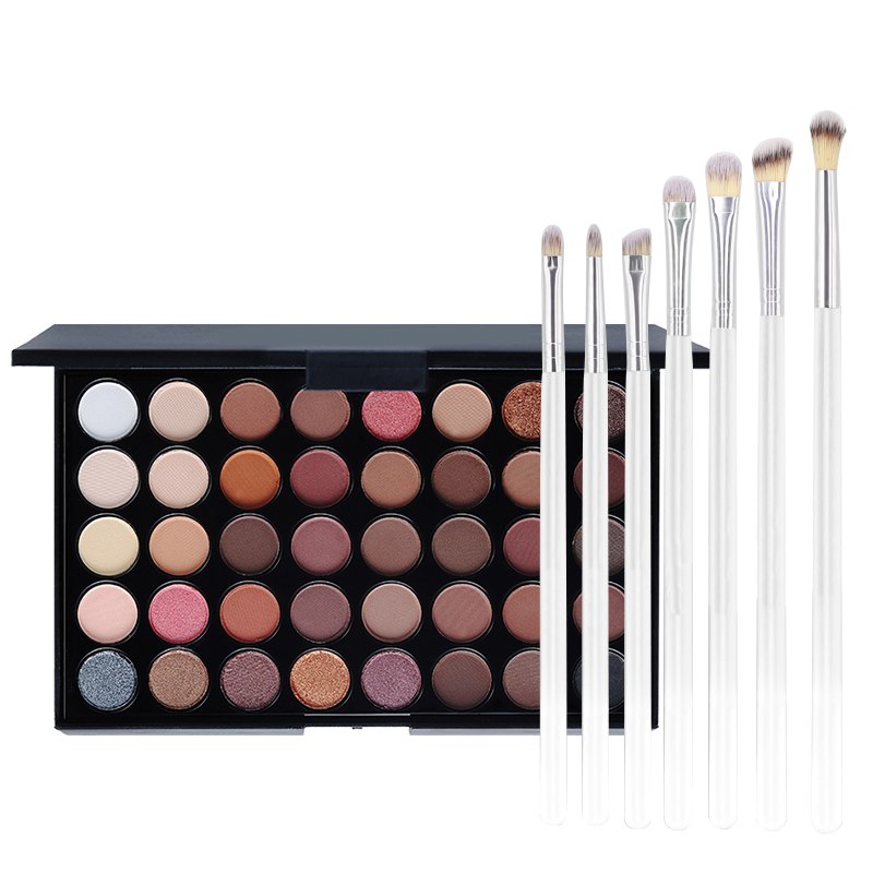 Palette di ombretti altamente pigmentati, facili da sfumare, con 40 tonalità metalliche e scintillanti + 7 pennelli.