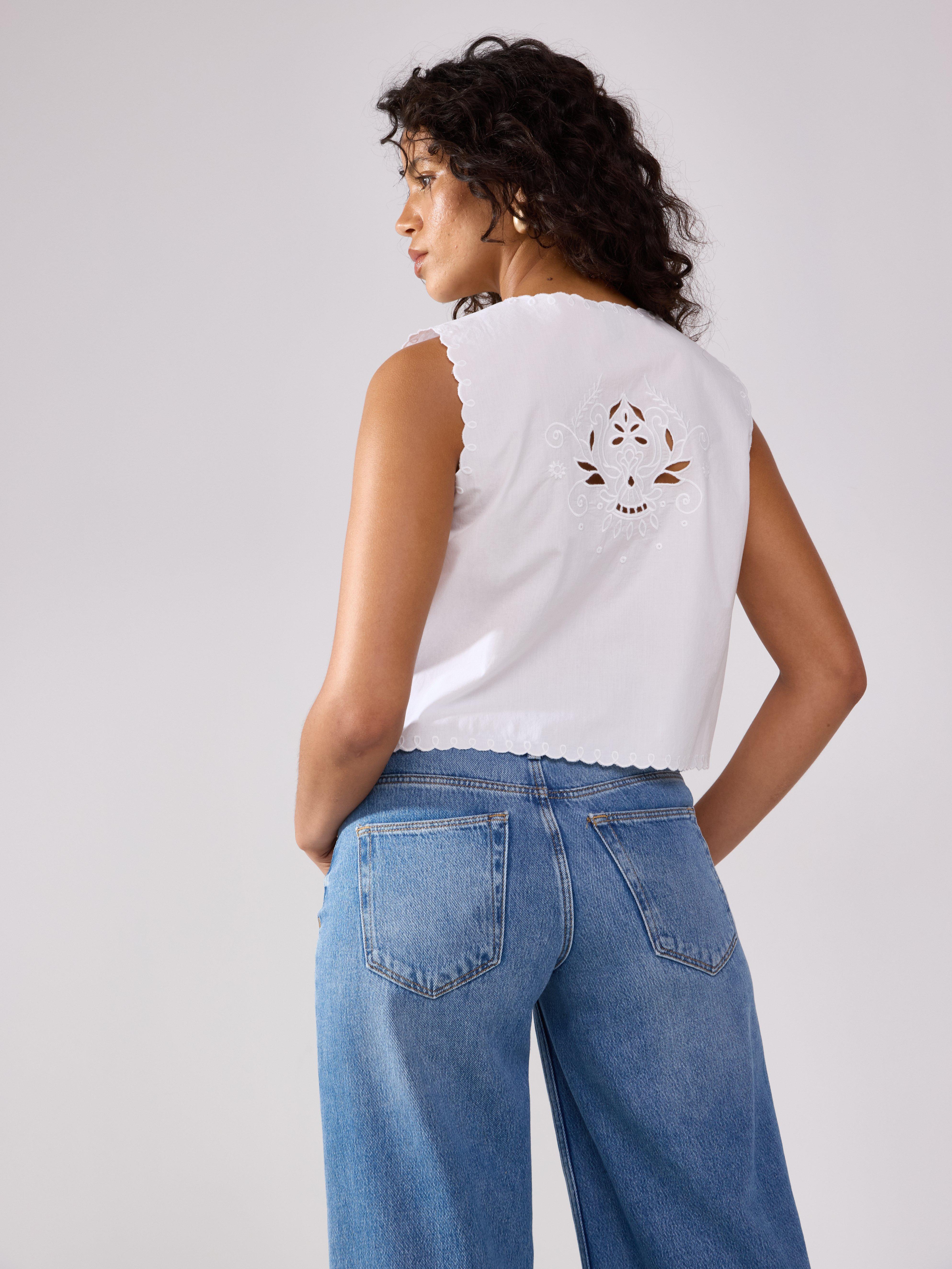 Väst med broderi White
