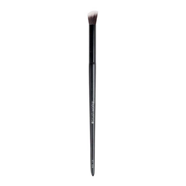 „Brushworks No. 15“ kampinis akių makiažo teptukas