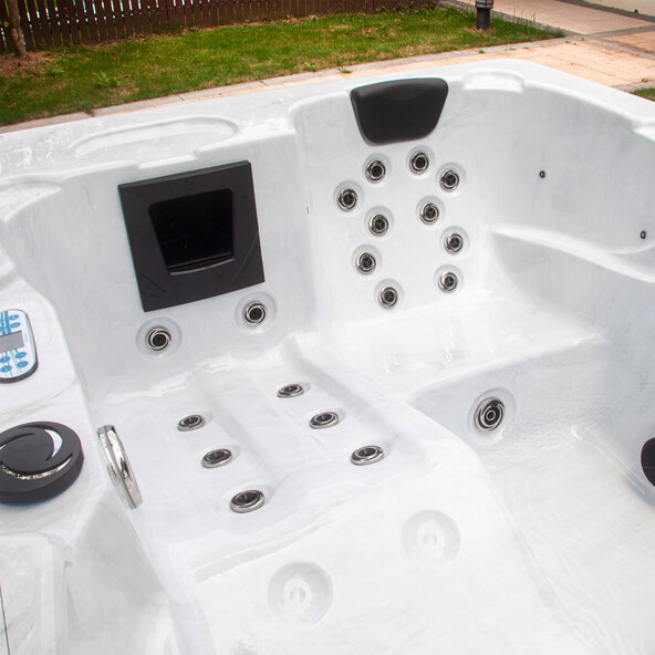 Buitenbubbelbad van wit marmer