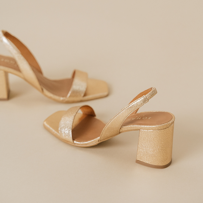 Sandales à talons et bouts carrés  en cuir craquelé or