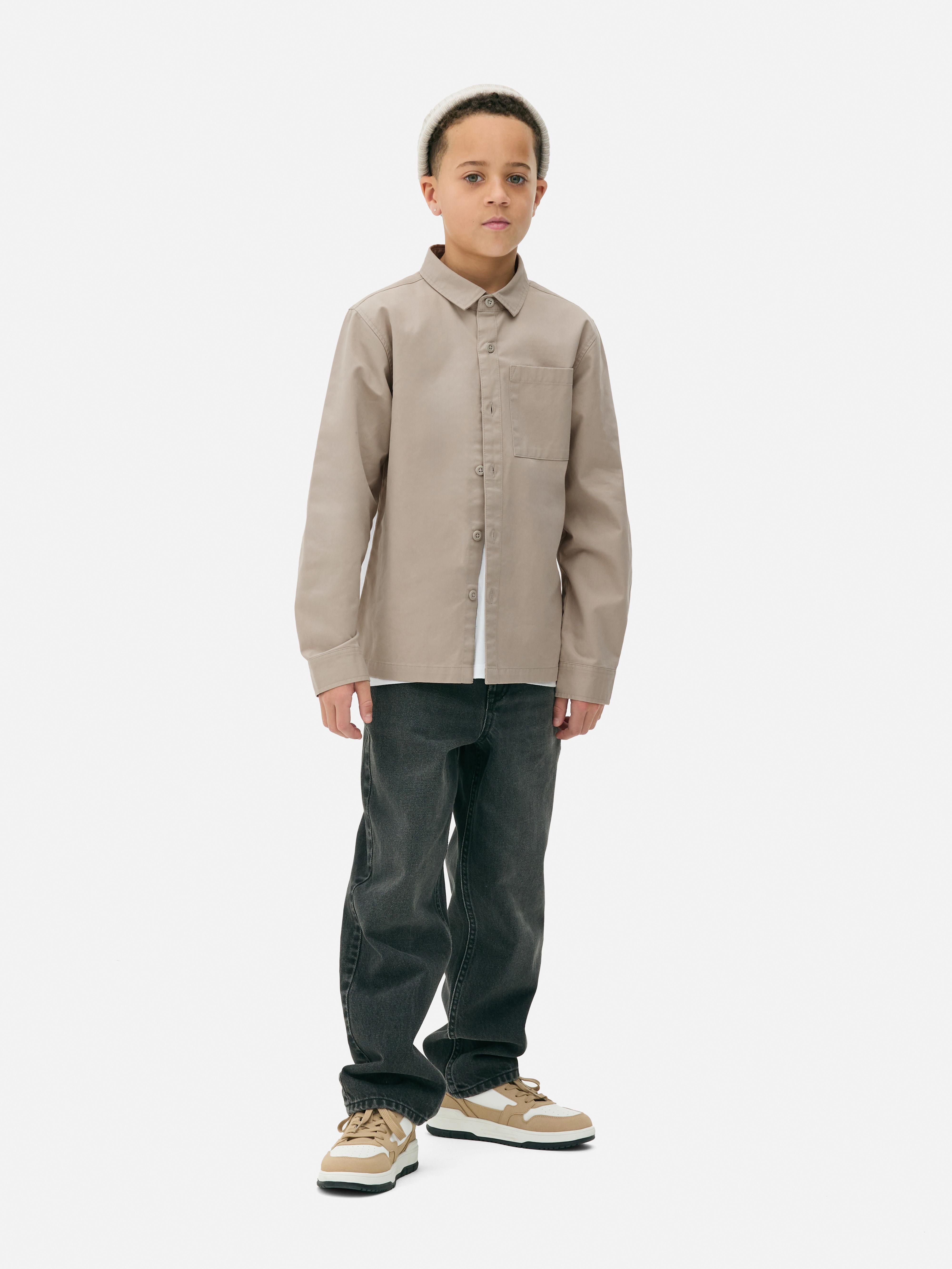 T-shirt e camicia utility con colletto. Con questo set composto da camicia utility e t-shirt, potrai scegliere facilmente il tuo outfit.
