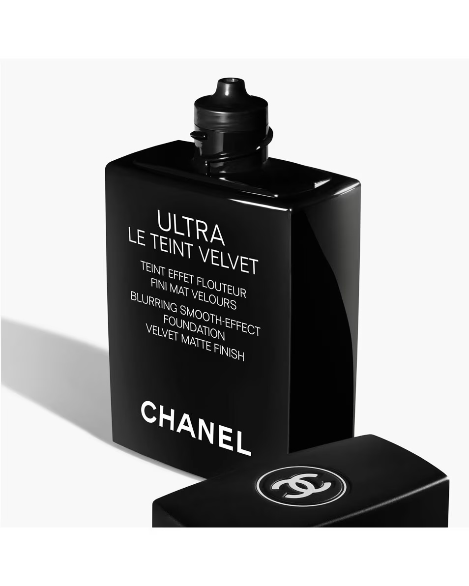 Ojă de parfum CHANEL ULTRA LE TEINT din catifea, cu efect de umflare. Finisaj mat catifelat.
