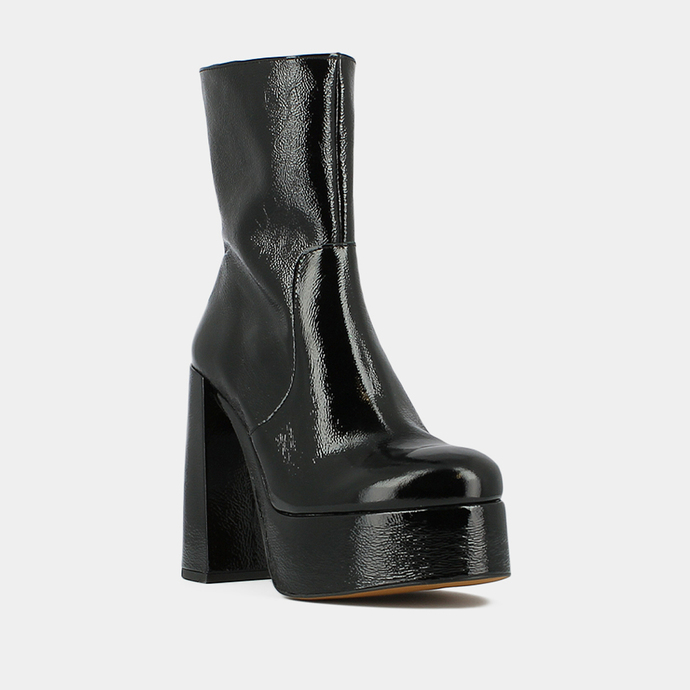 Boots à plateformes et bouts ronds  en vernis plissé noir