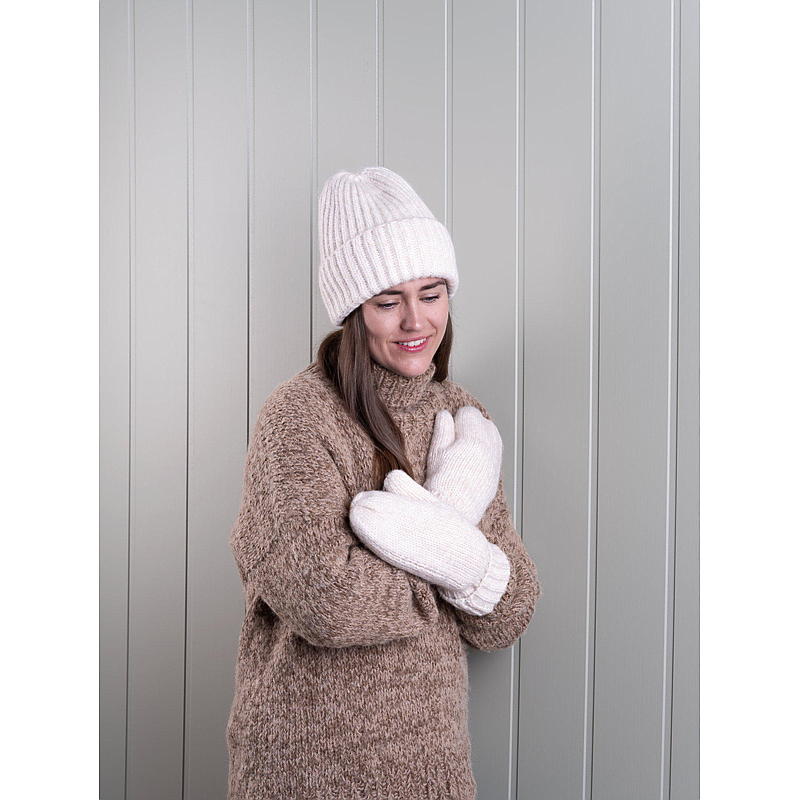 Sombrero con aspecto de mohair, color blanco roto.