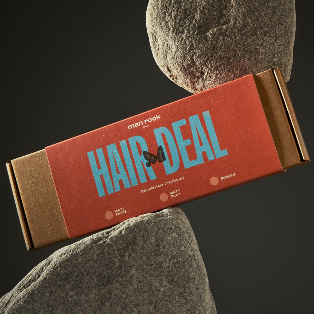 Gli uomini hanno un taglio di capelli alla moda.