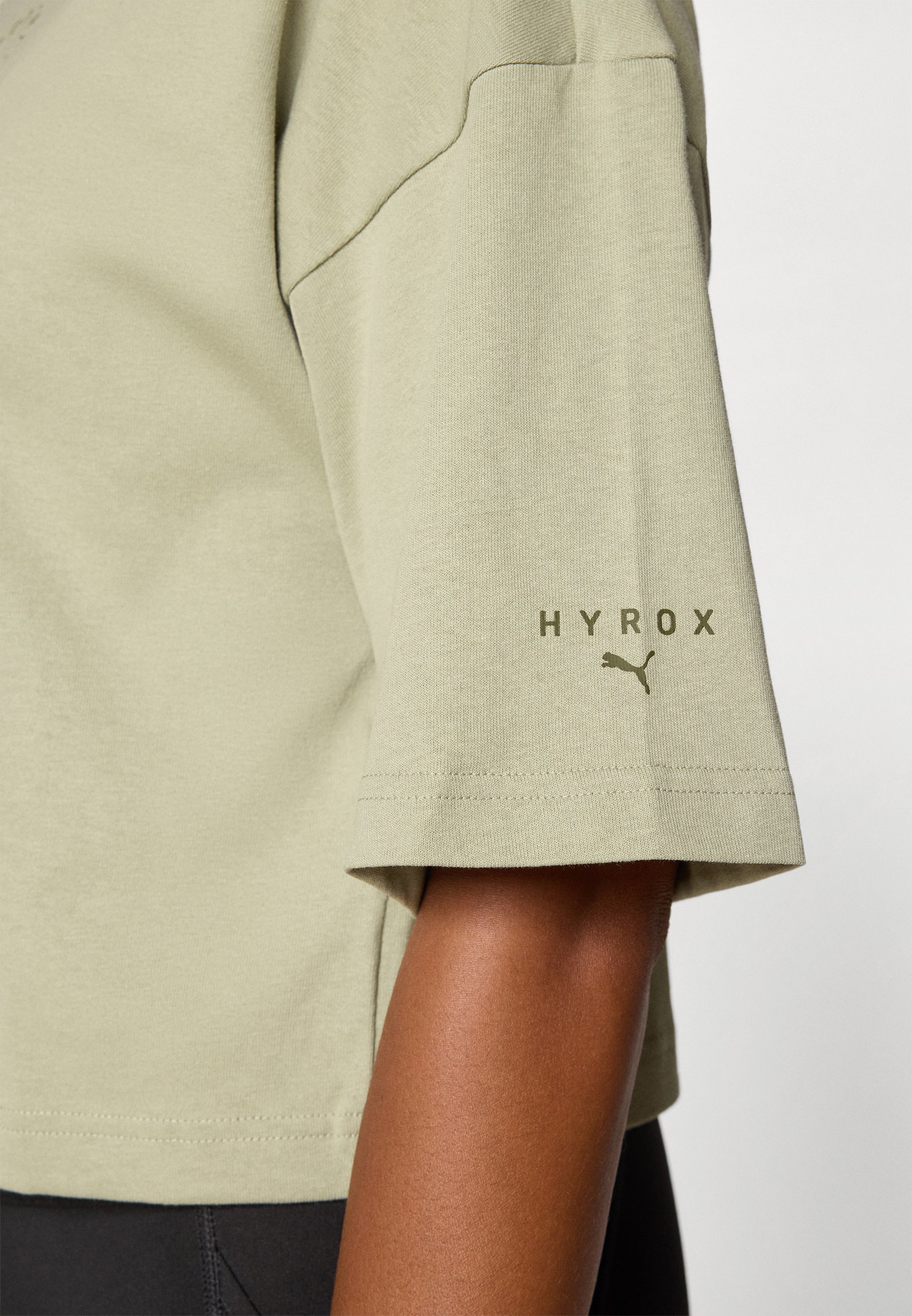 Puma HYROX CROPPED LIFESTYLE TEE - T-shirt stampata - lux army