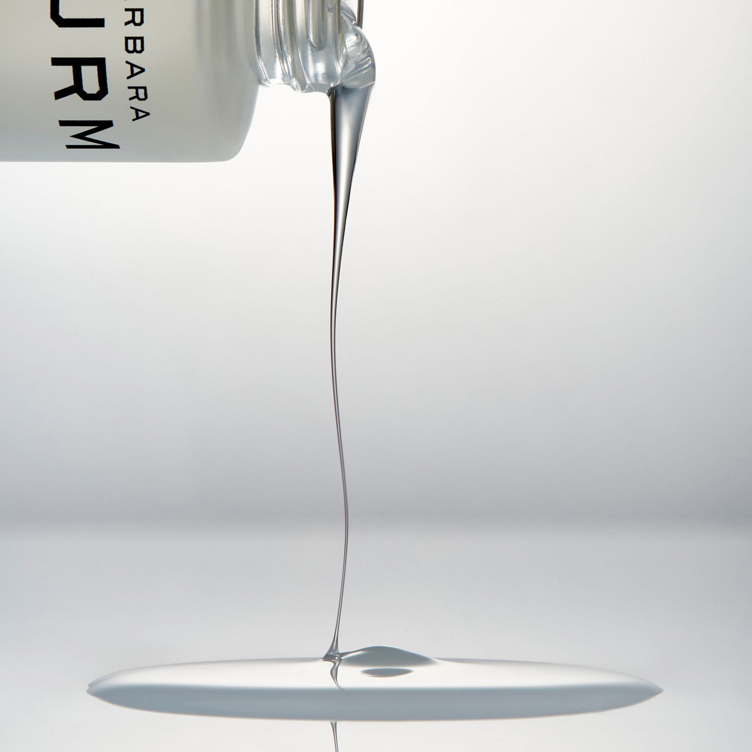 Dr. Barbara Sturm pretnovecošanās serums liftinga serumam – 30 ml