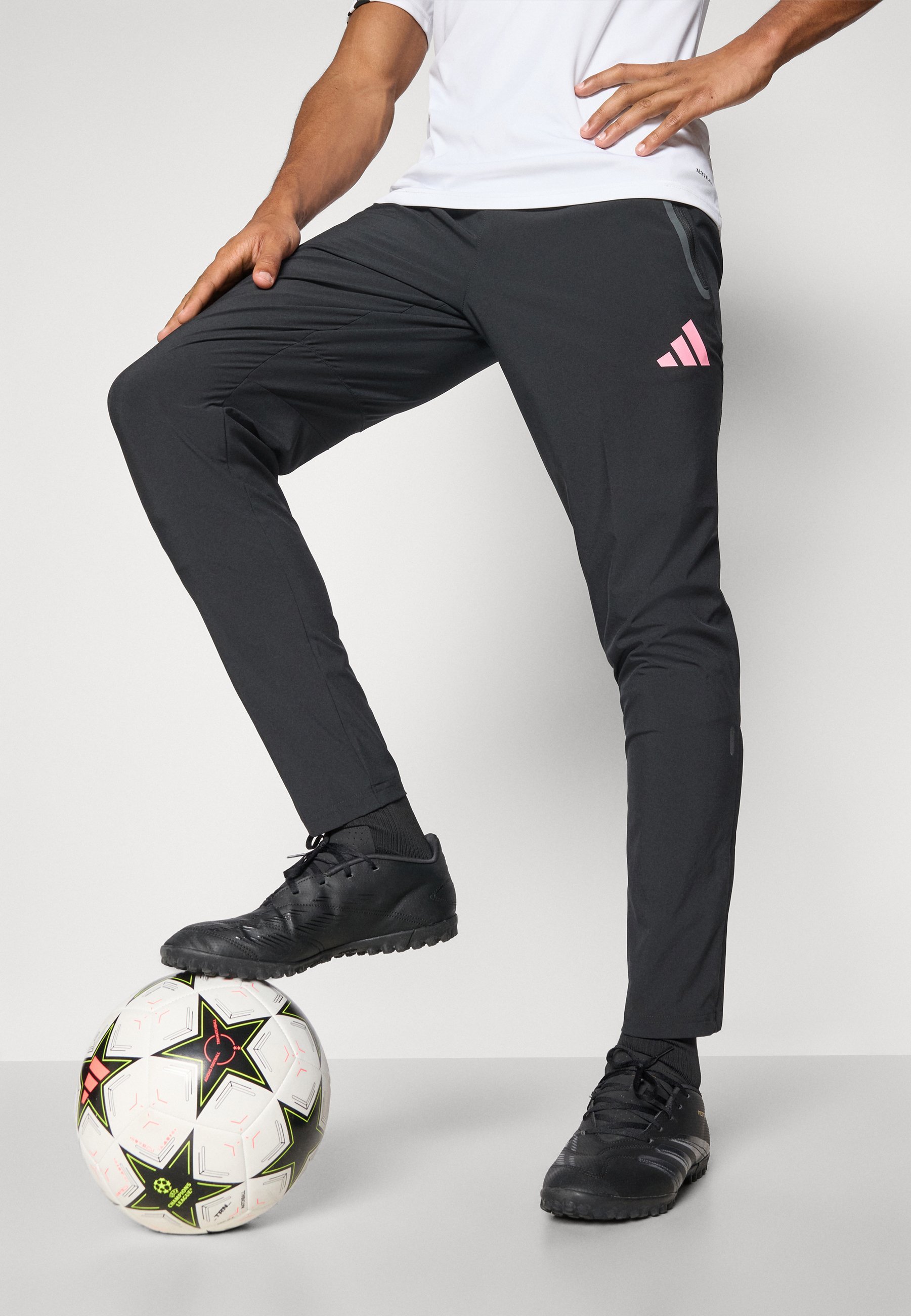 adidas Performance JUVENTUS TIRO25 COMPETITION VIS TECH TRAVEL PANT - Teplákové nohavice - čierna/black