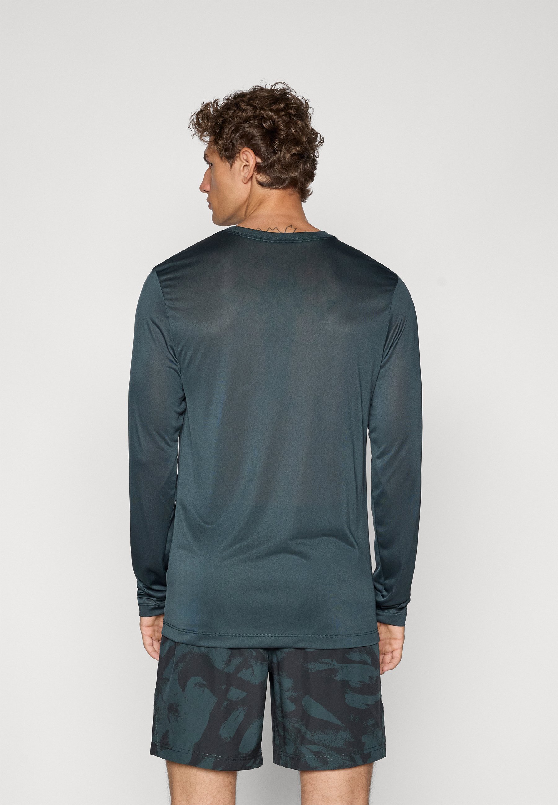 Nike Performance TEE RESET - Maglia a maniche lunghe - color alghe/argento opaco
