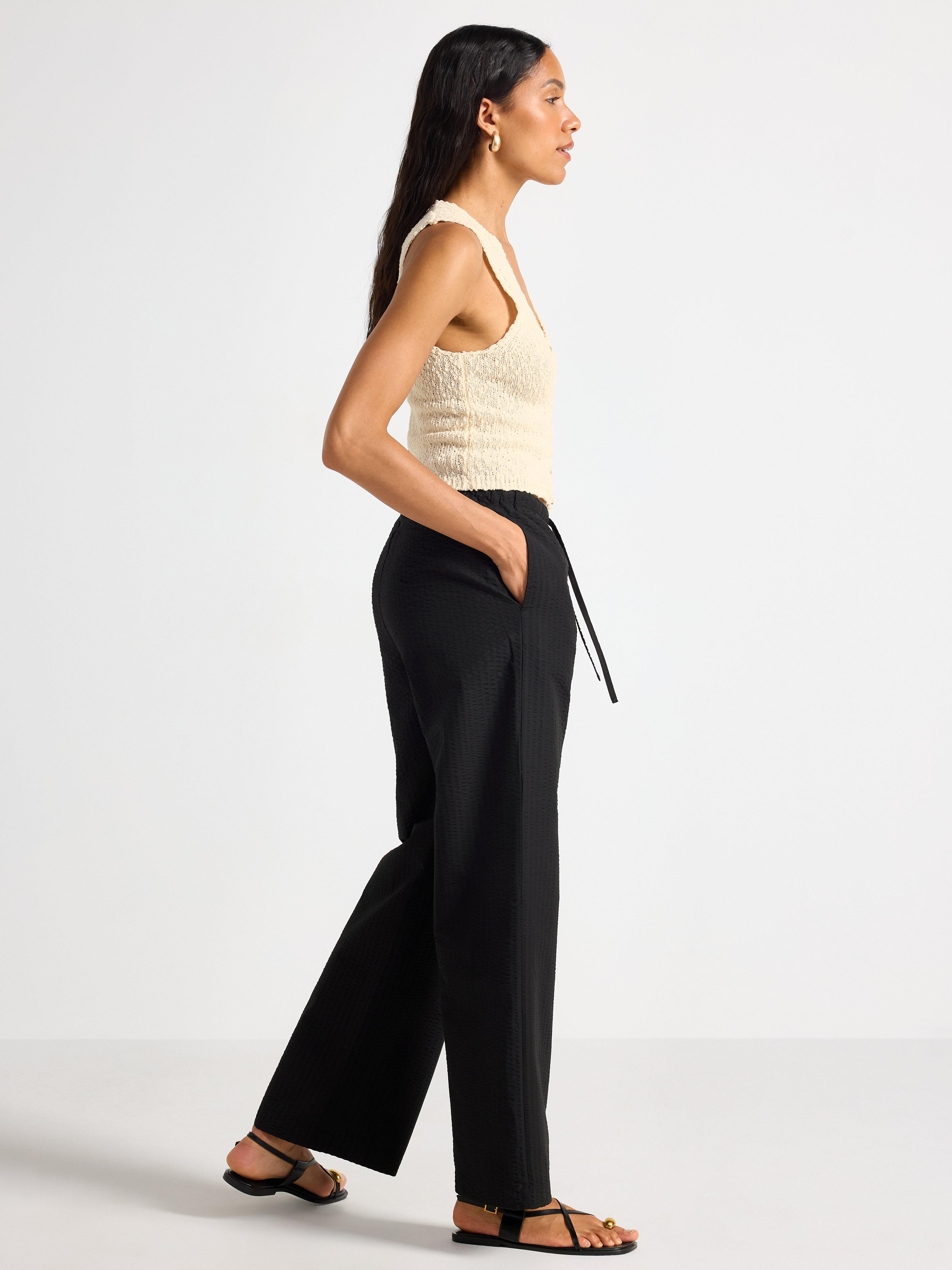 Pantalones rectos acampanados de color negro