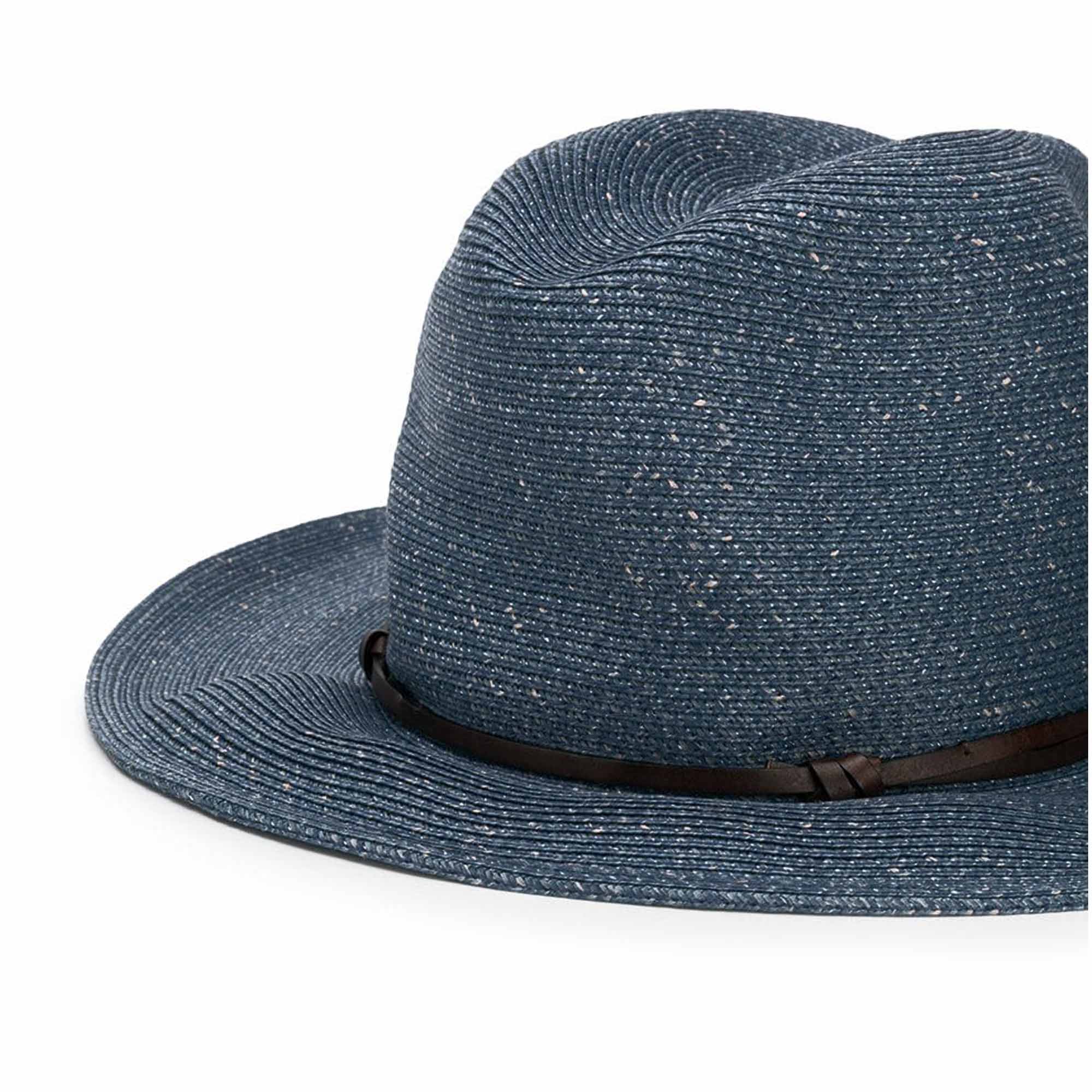 Hut aus Papierfasern und blauen Jeans