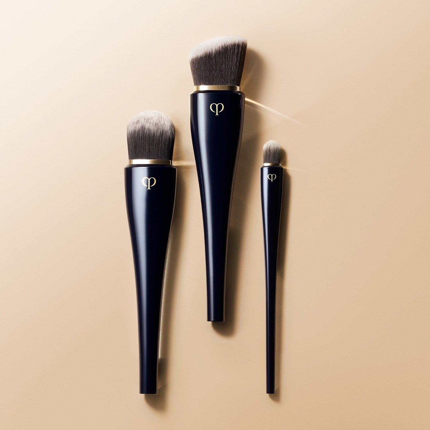 „Clé de Peau Beauté“ makiažo pagrindo šepetėlis, „High Coverage Foundation“ šepetėlis – 1 vnt