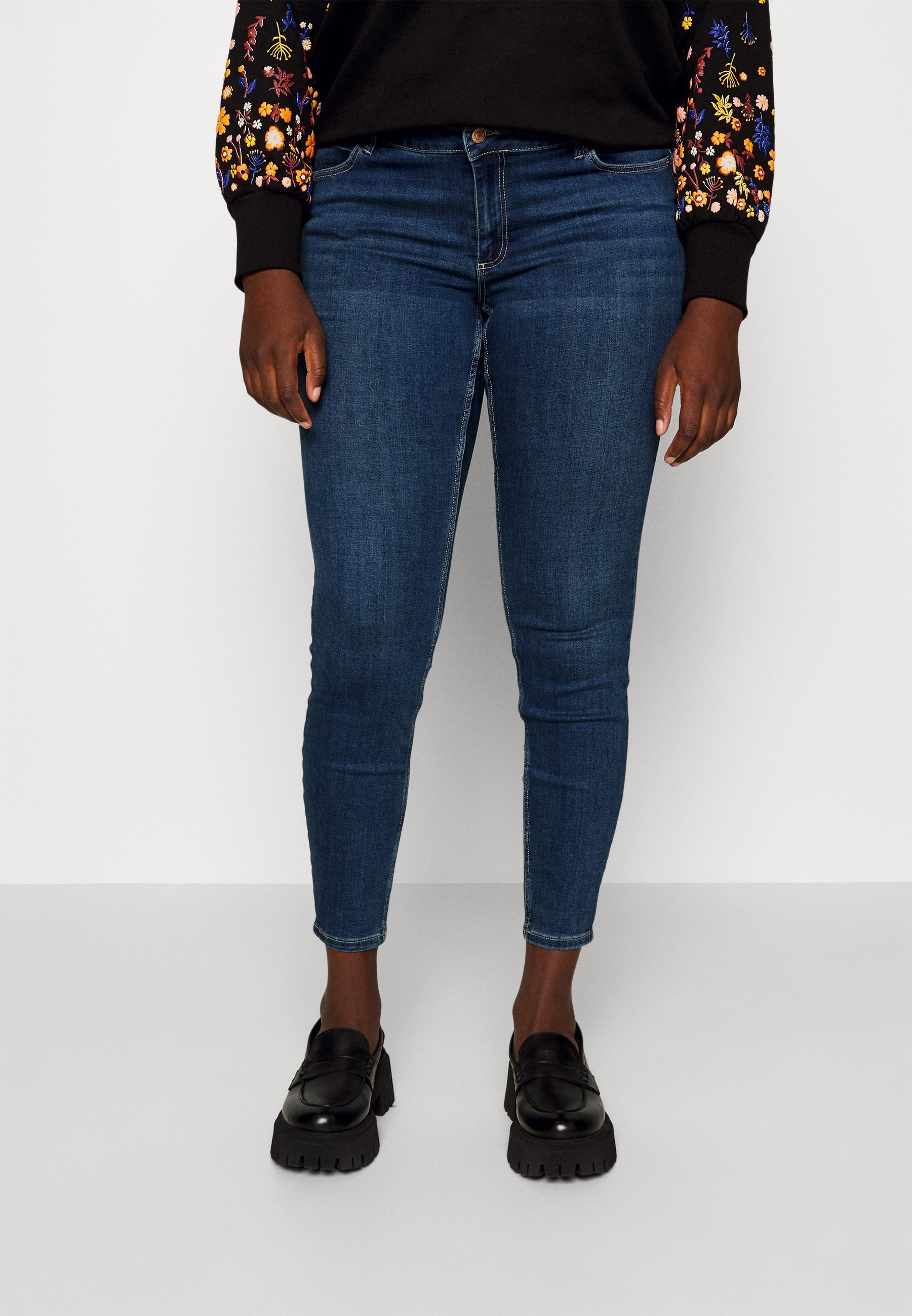 Vero Moda Curve VMSELA SHAPE - Jeans slim fit - denim blu medio