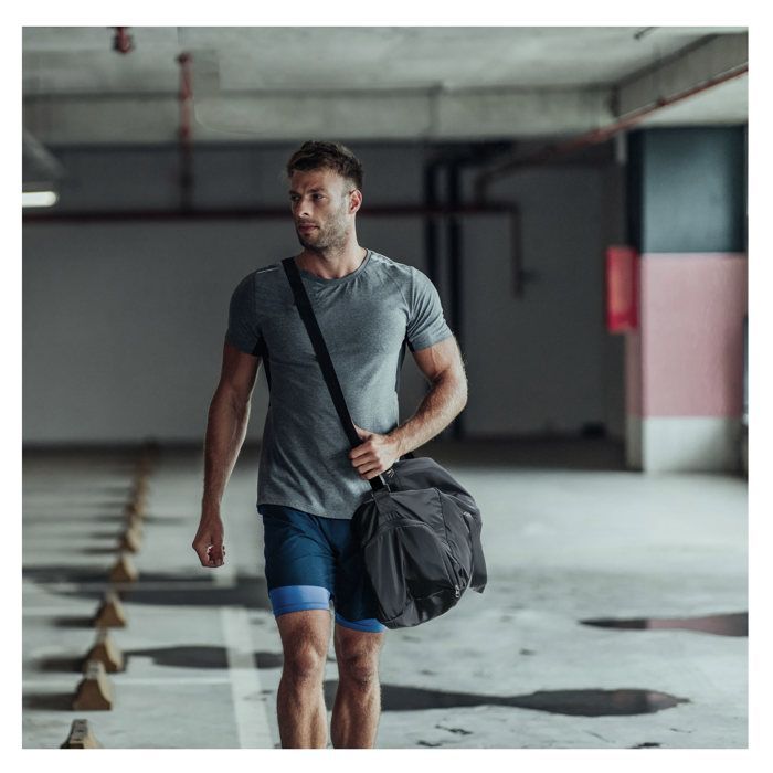 Bolsa deportiva negra de 49 cm con múltiples compartimentos.