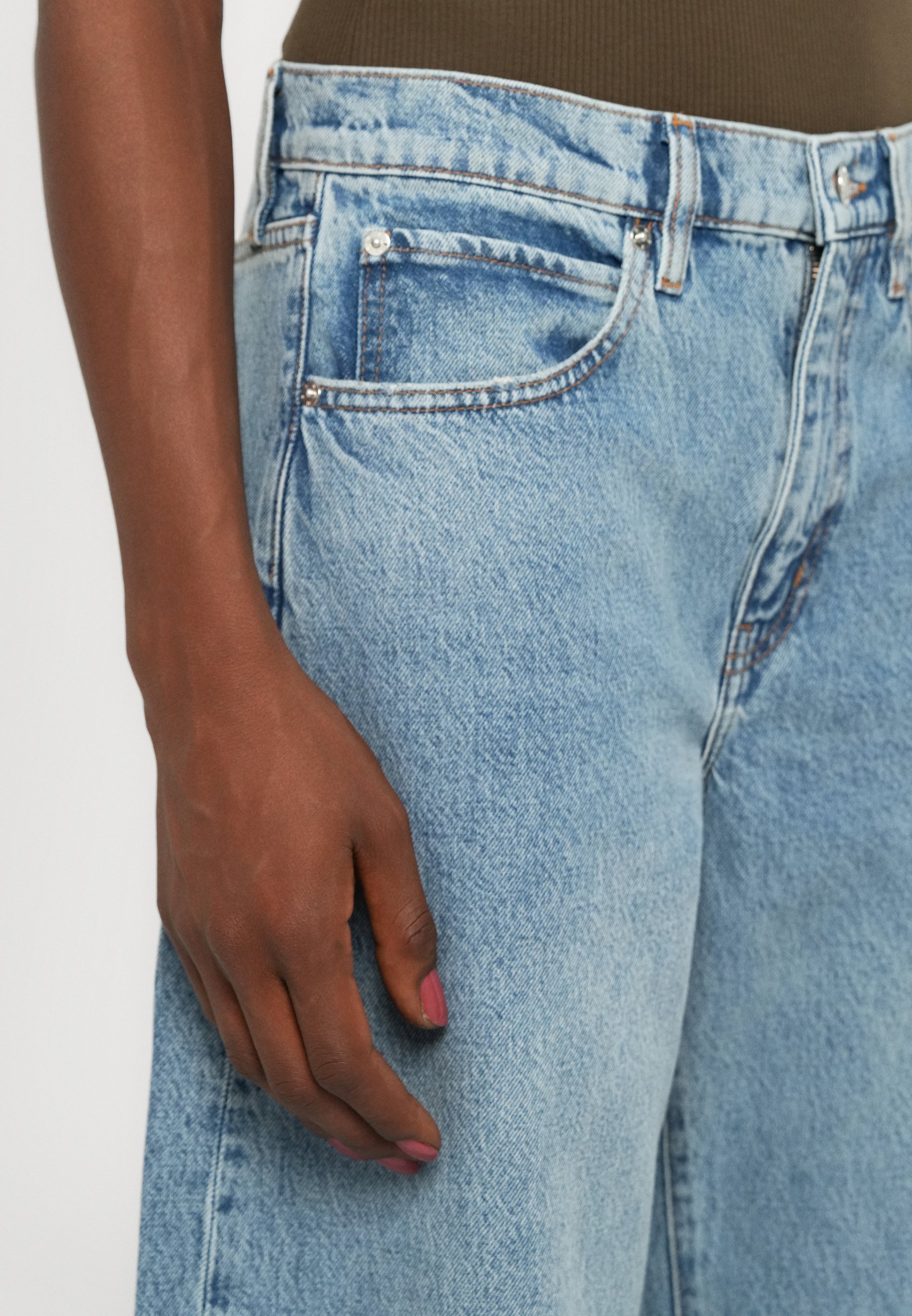 FRAME SLUNG BARREL - Calça jeans de corte relaxado - casa de bonecas