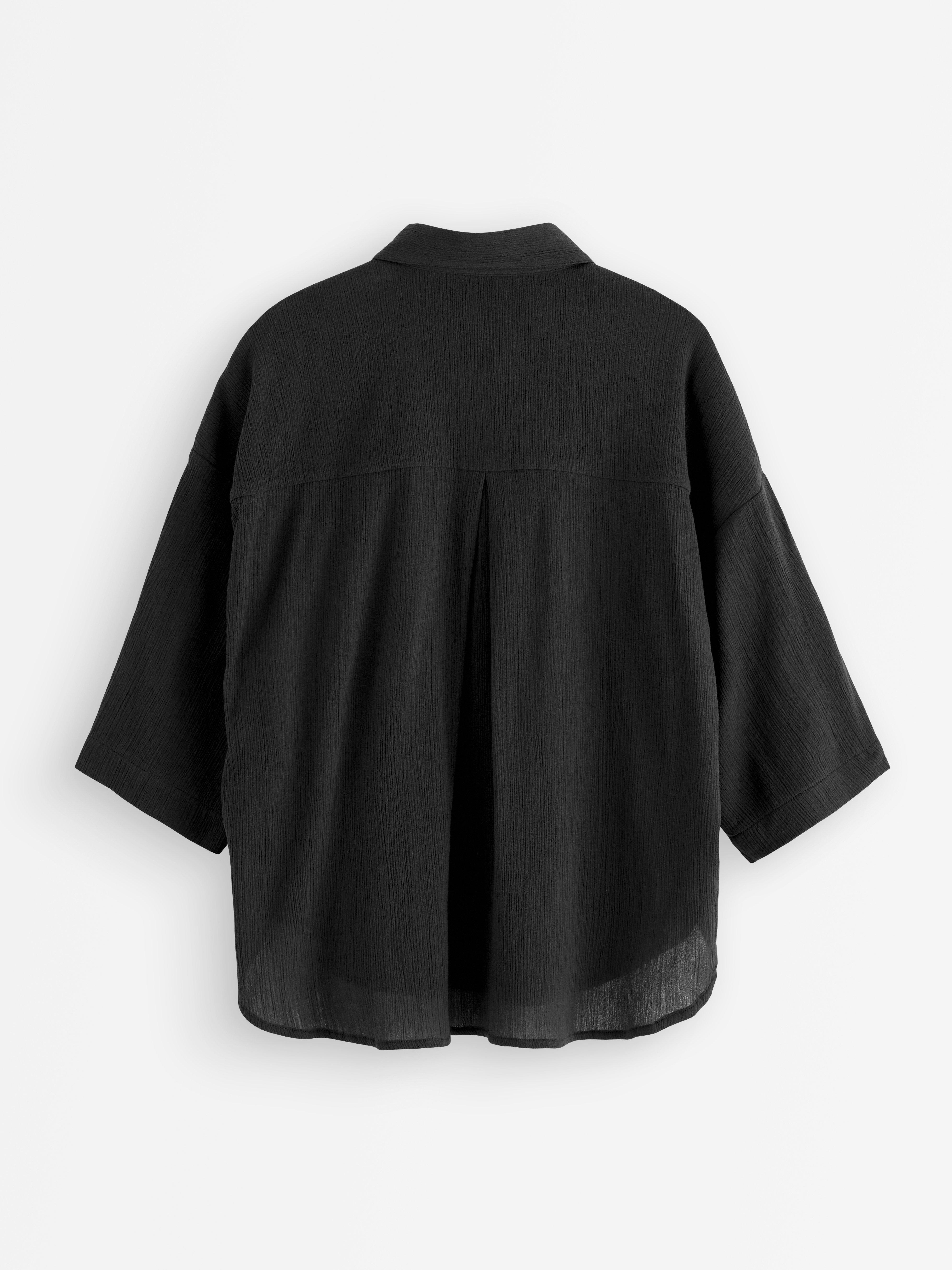 Camisa preta de manga curta amassada