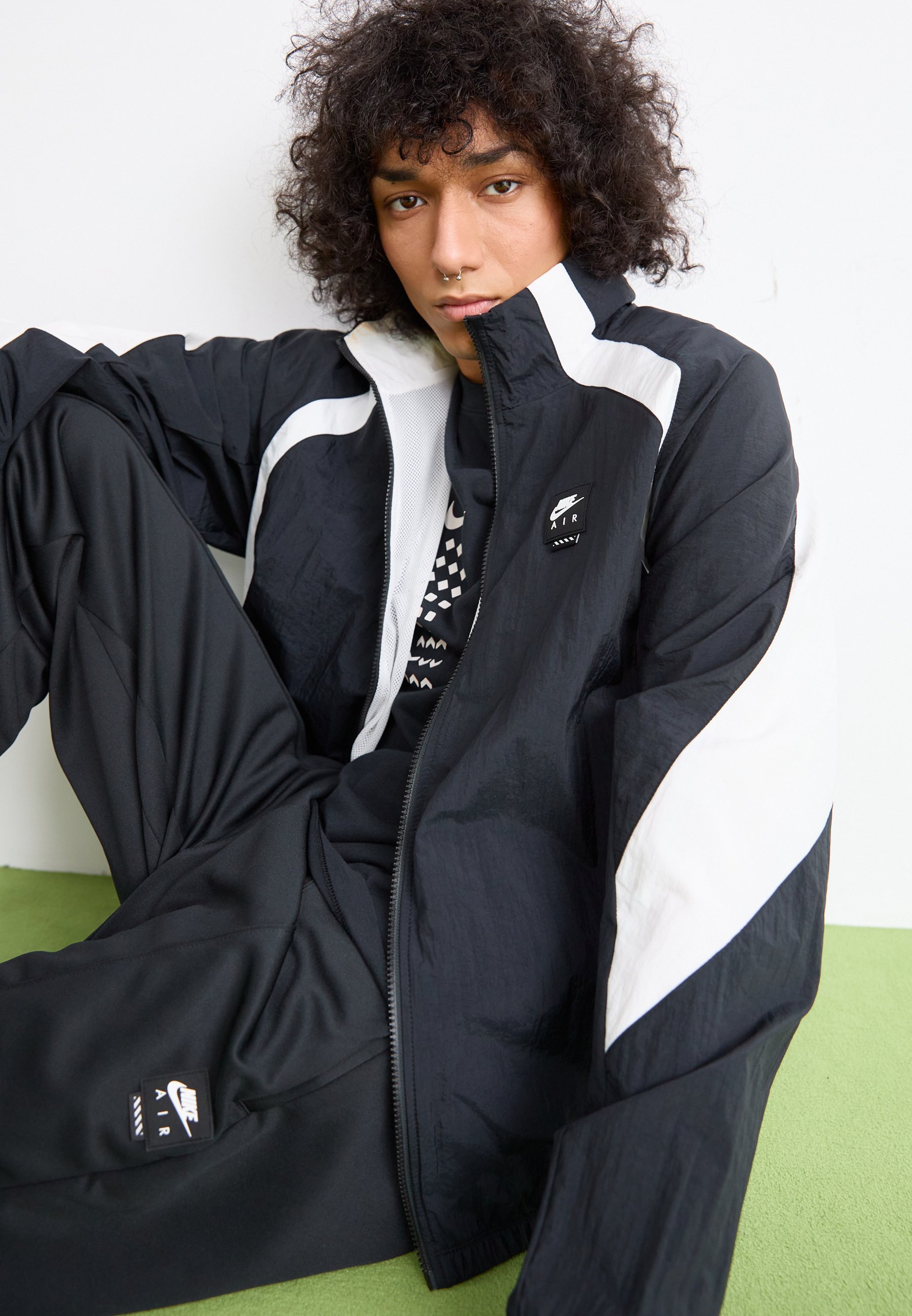 Giacca Nike Sportswear AIR TRACK - Giacca estiva - nero/bianco