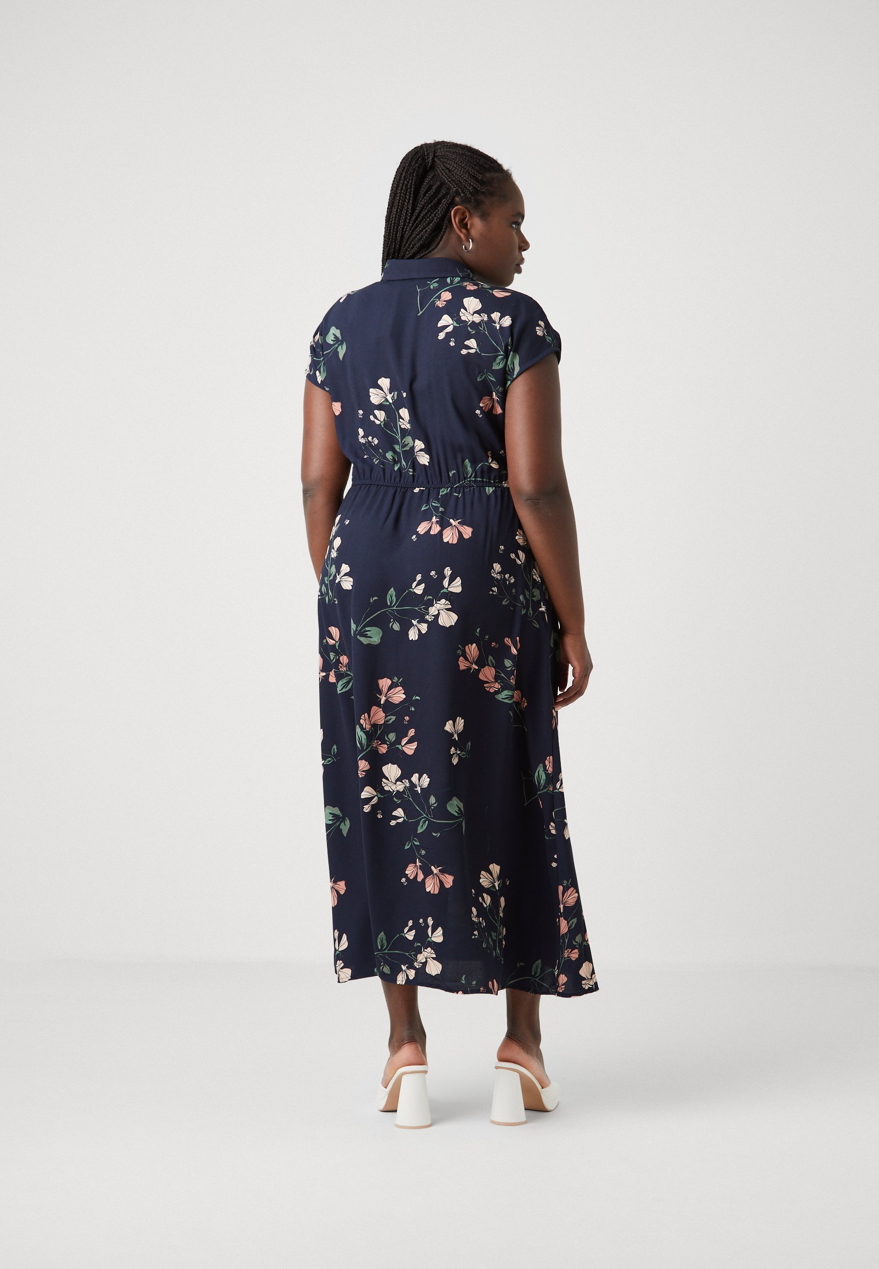 Vero Moda Curve VMNEWHALLIE ABITO LUNGO - Abito lungo - cielo notturno