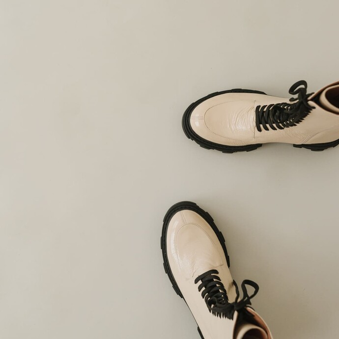 Bottines à lacets et semelle crantée  en cuir vernis beige