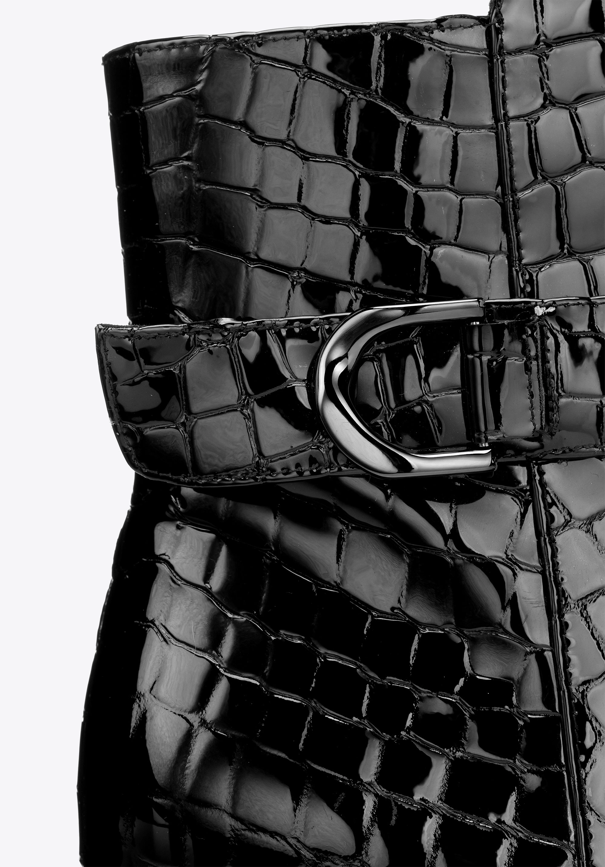 Damskie botki ze skóry lakierowanej o fakturze croco czarne