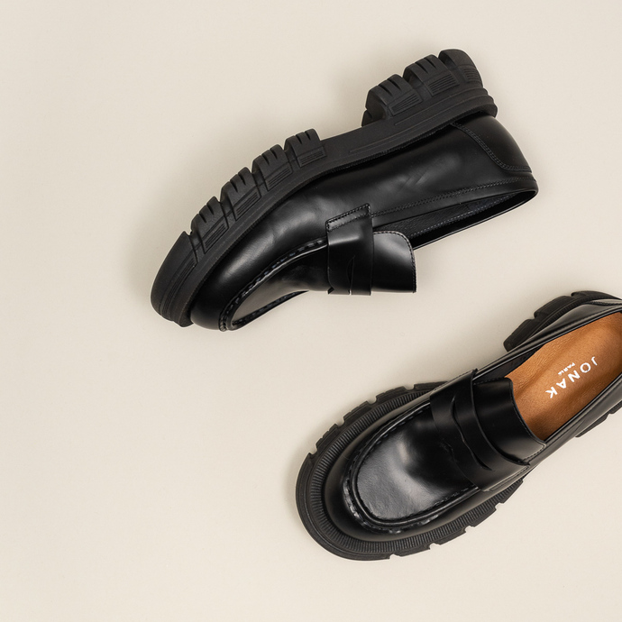 Mocassins à semelles crantées  en cuir glacé noir