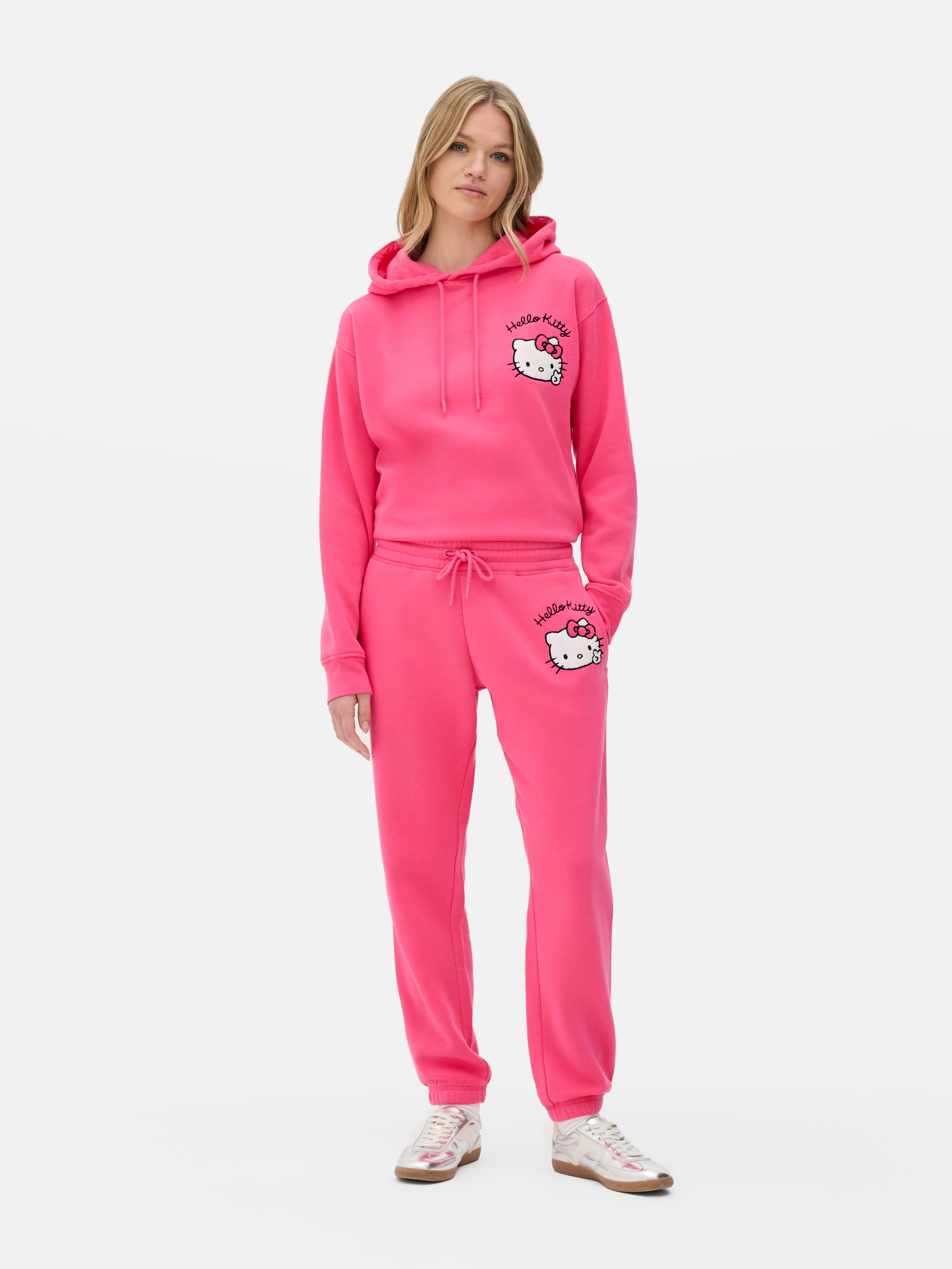 Pantaloni de trening asortați cu etichetă cu logo-ul Hello Kitty. Câștigă puncte kawaii cu acești pantaloni de trening Hello Kitty cu etichetă.