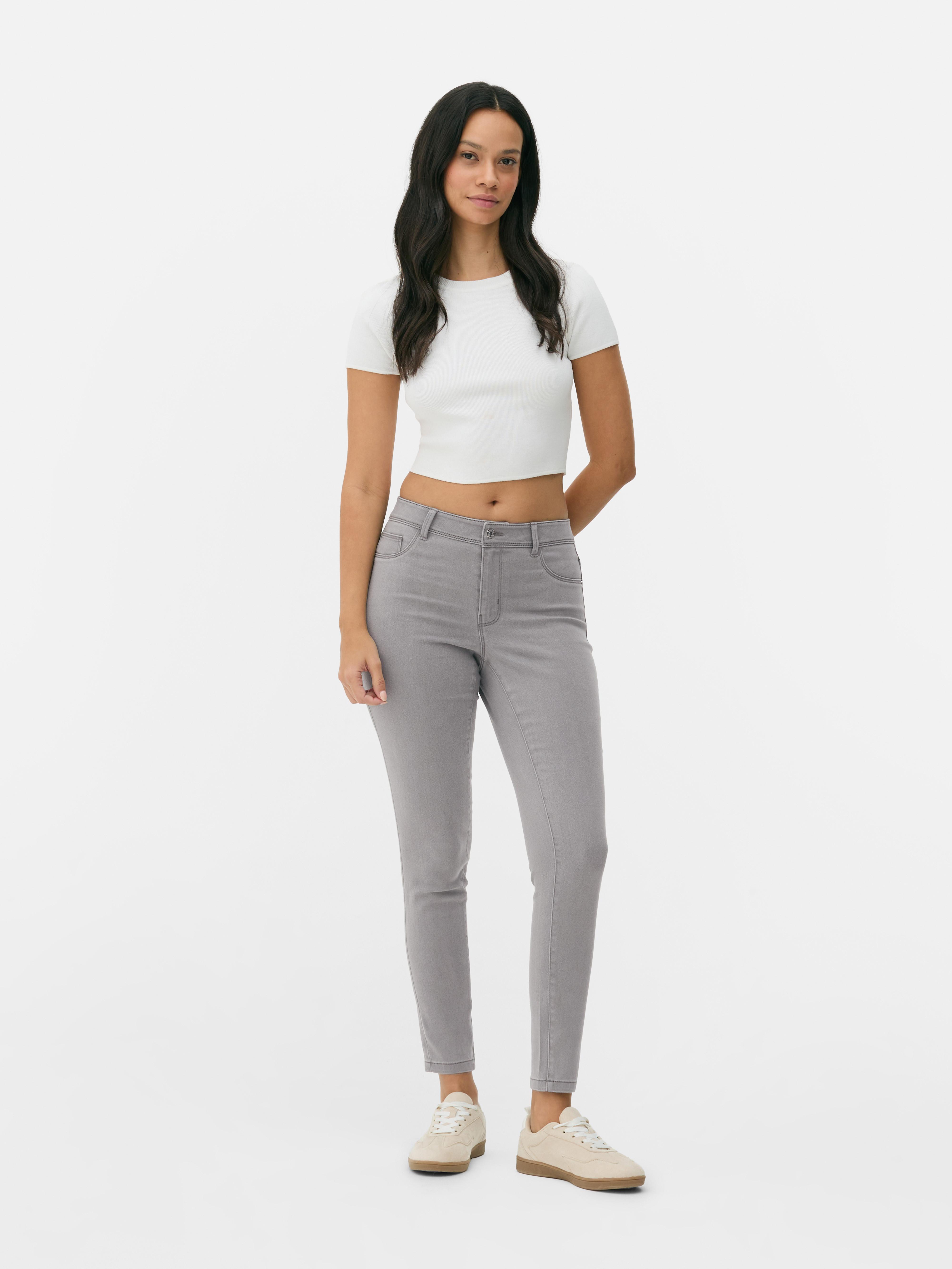 Blugi skinny simpli cu talie medie. Blugii sunt un must-have, iar noi adorăm acest stil mulat.