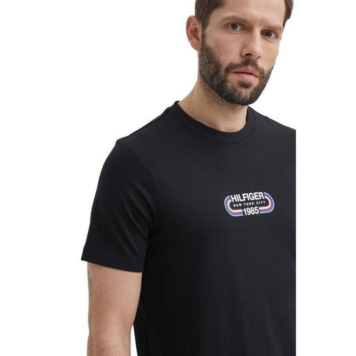 Camiseta masculina Tommy Hilfiger preta com estampa e modelagem regular.